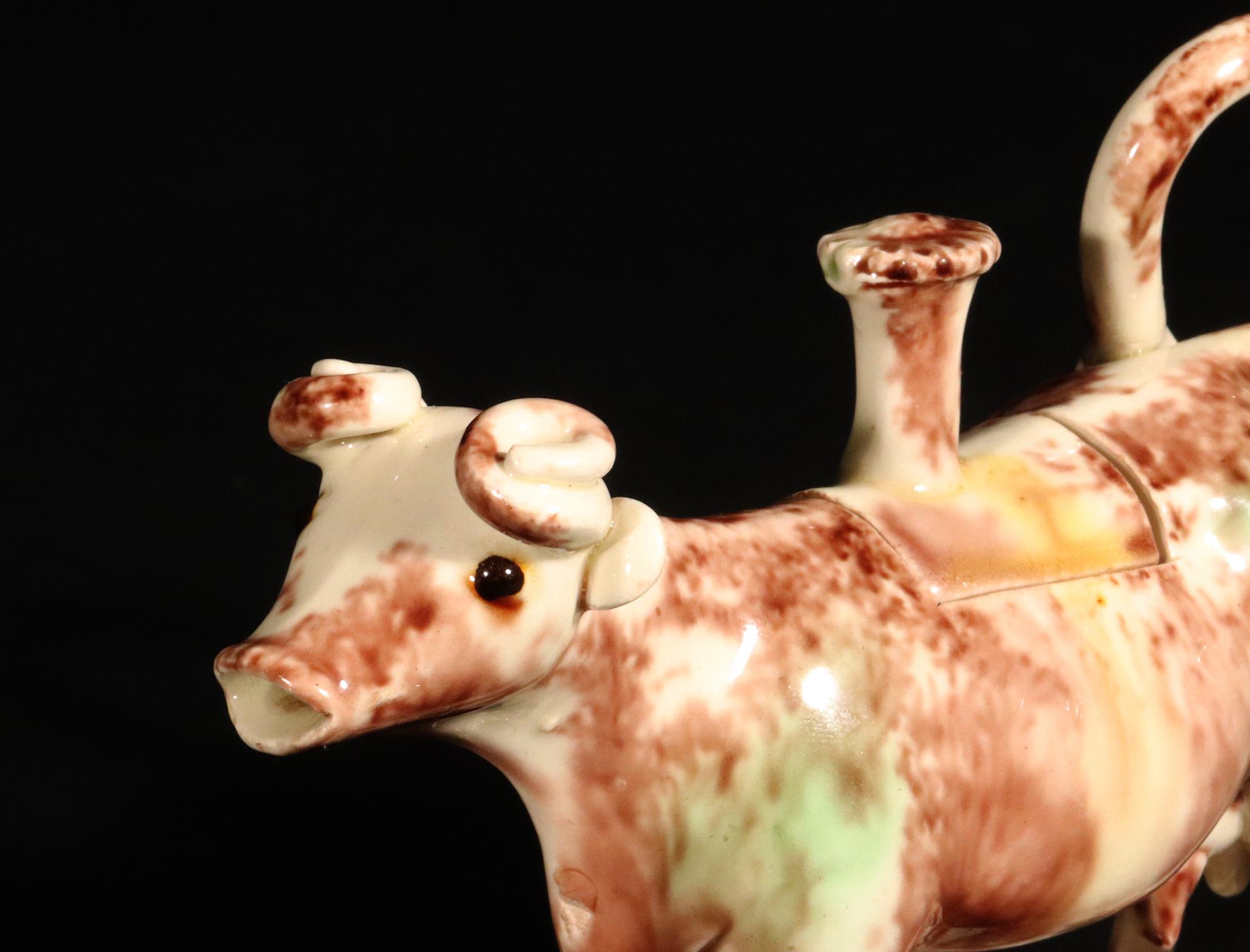 Crémier et couvercle de vache de type Whieldon du 18e siècle en vente 4