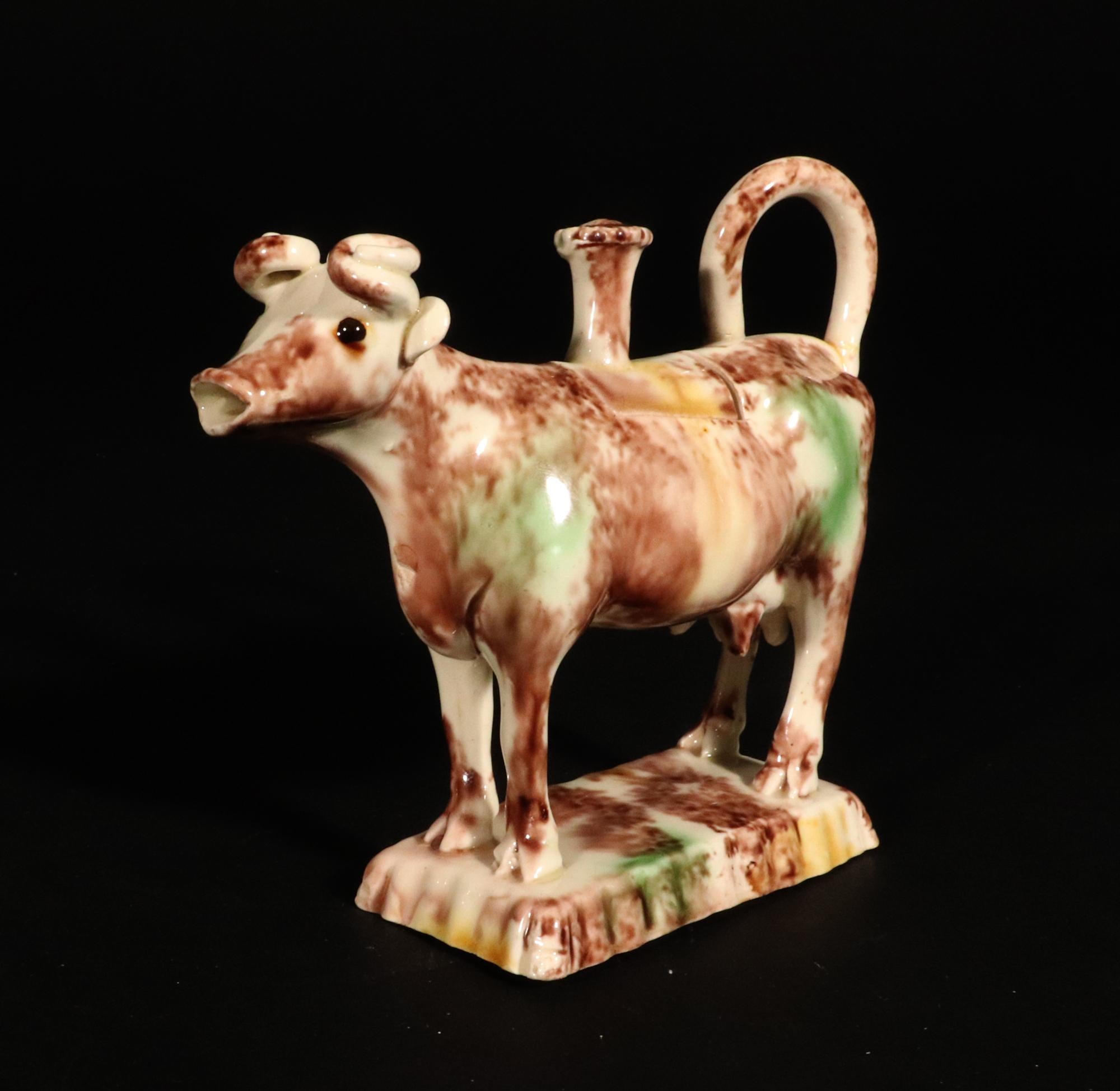 Crémier et couvercle de vache de type Whieldon du 18e siècle Bon état - En vente à Downingtown, PA