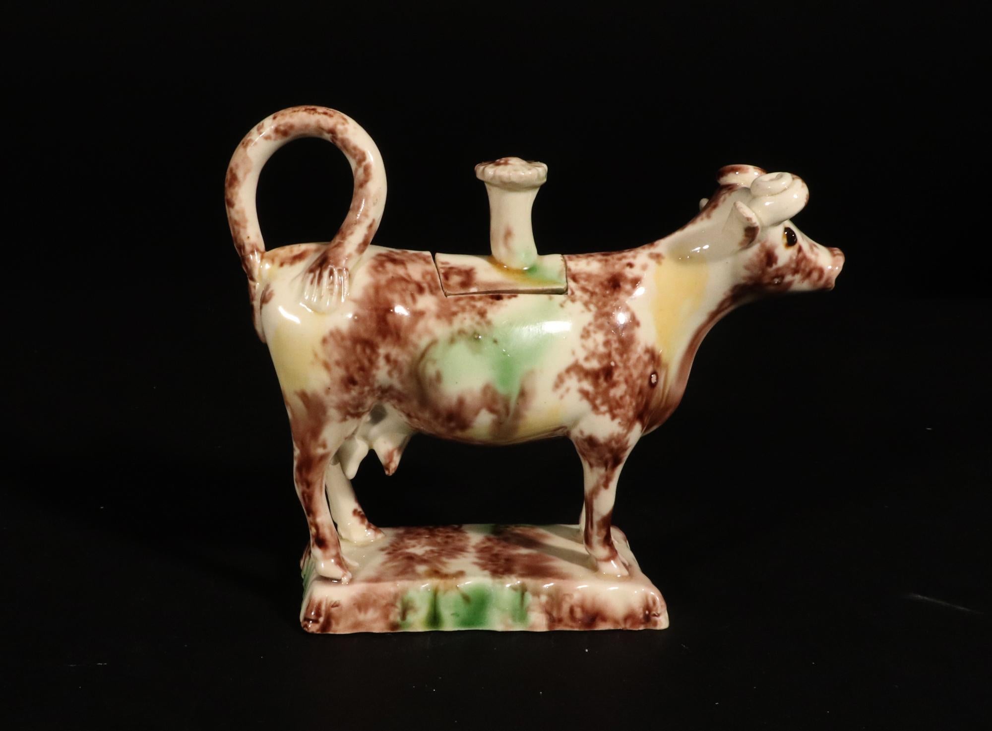 Milieu du XVIIIe siècle Crémier et couvercle de vache de type Whieldon du 18e siècle en vente