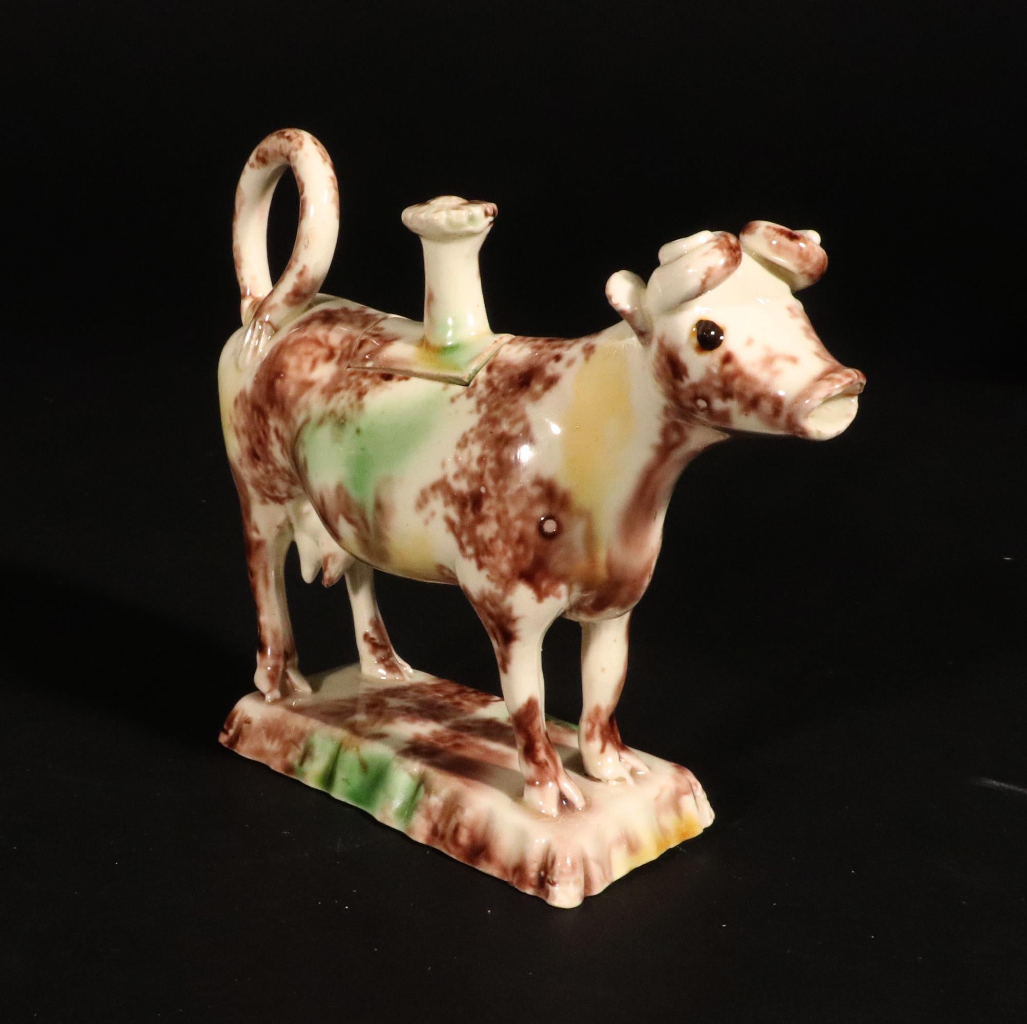 Céramique Crémier et couvercle de vache de type Whieldon du 18e siècle en vente
