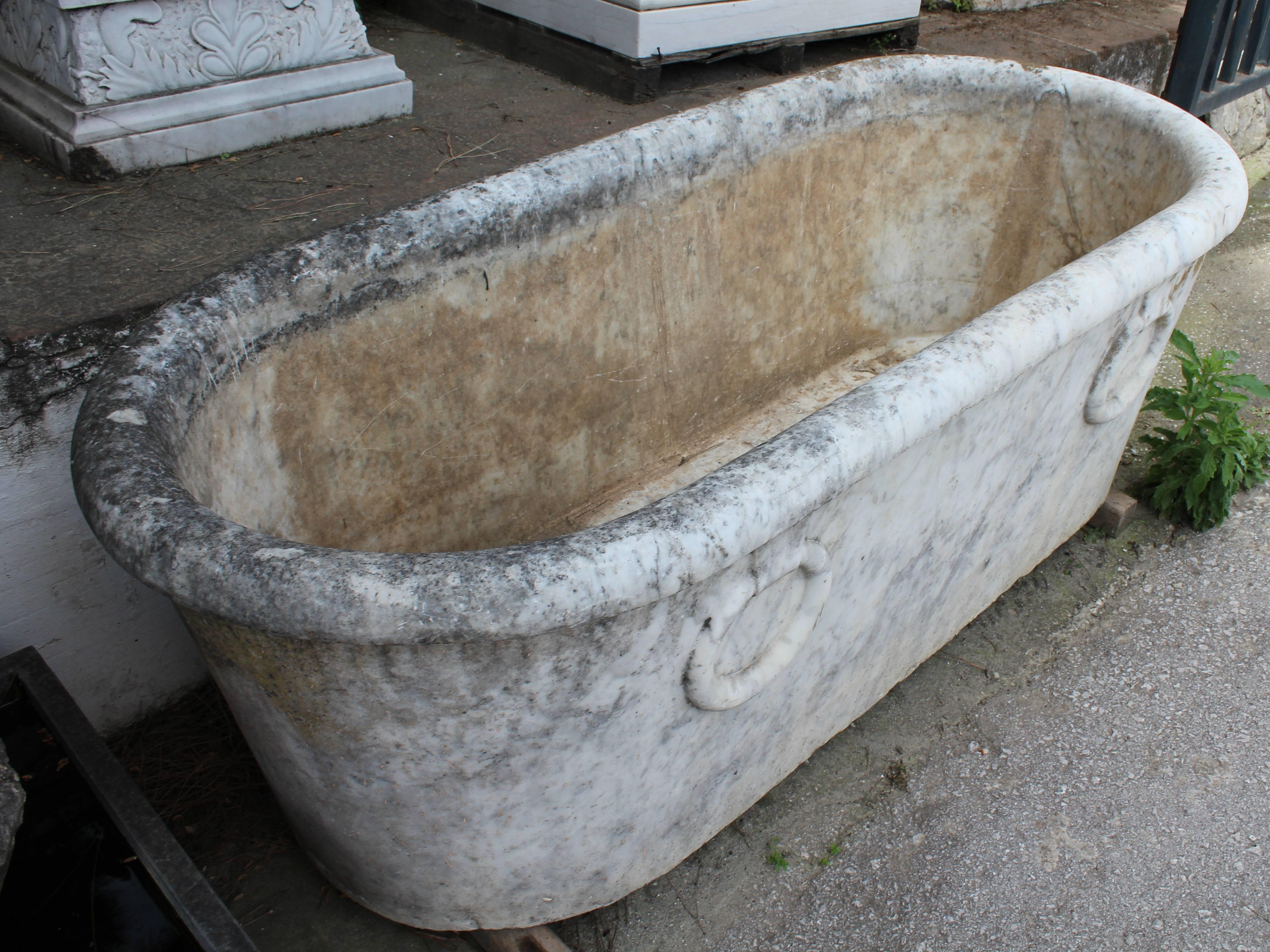 18th Century White Carrara Marble Bath with Rings In Good Condition In Marbella, ES