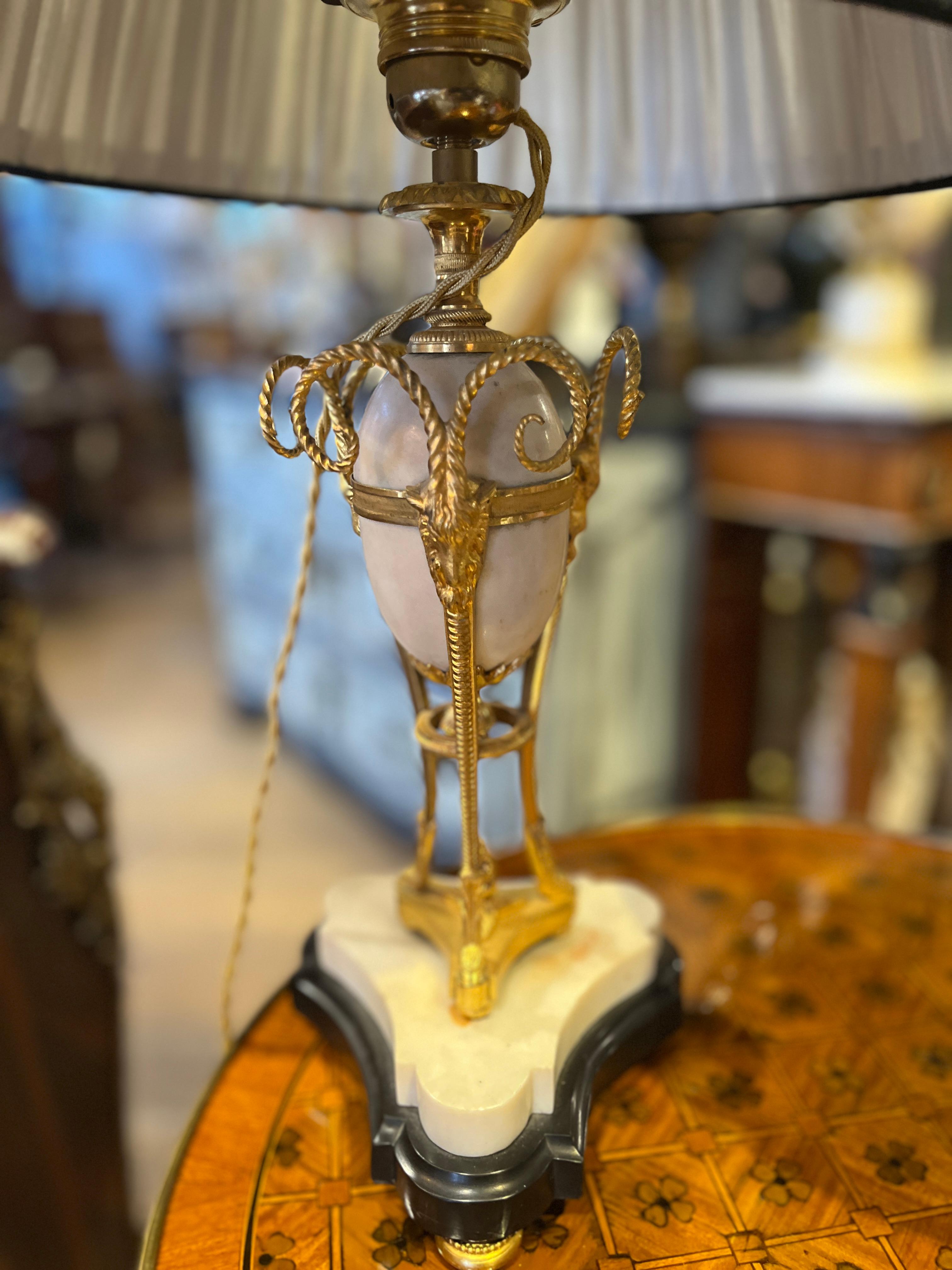 Pareja de Lámparas Cassolettes de Mármol Blanco de Carrara del Siglo XVIII con Brazos de Bronce en Bueno estado para la venta en Scottsdale, AZ