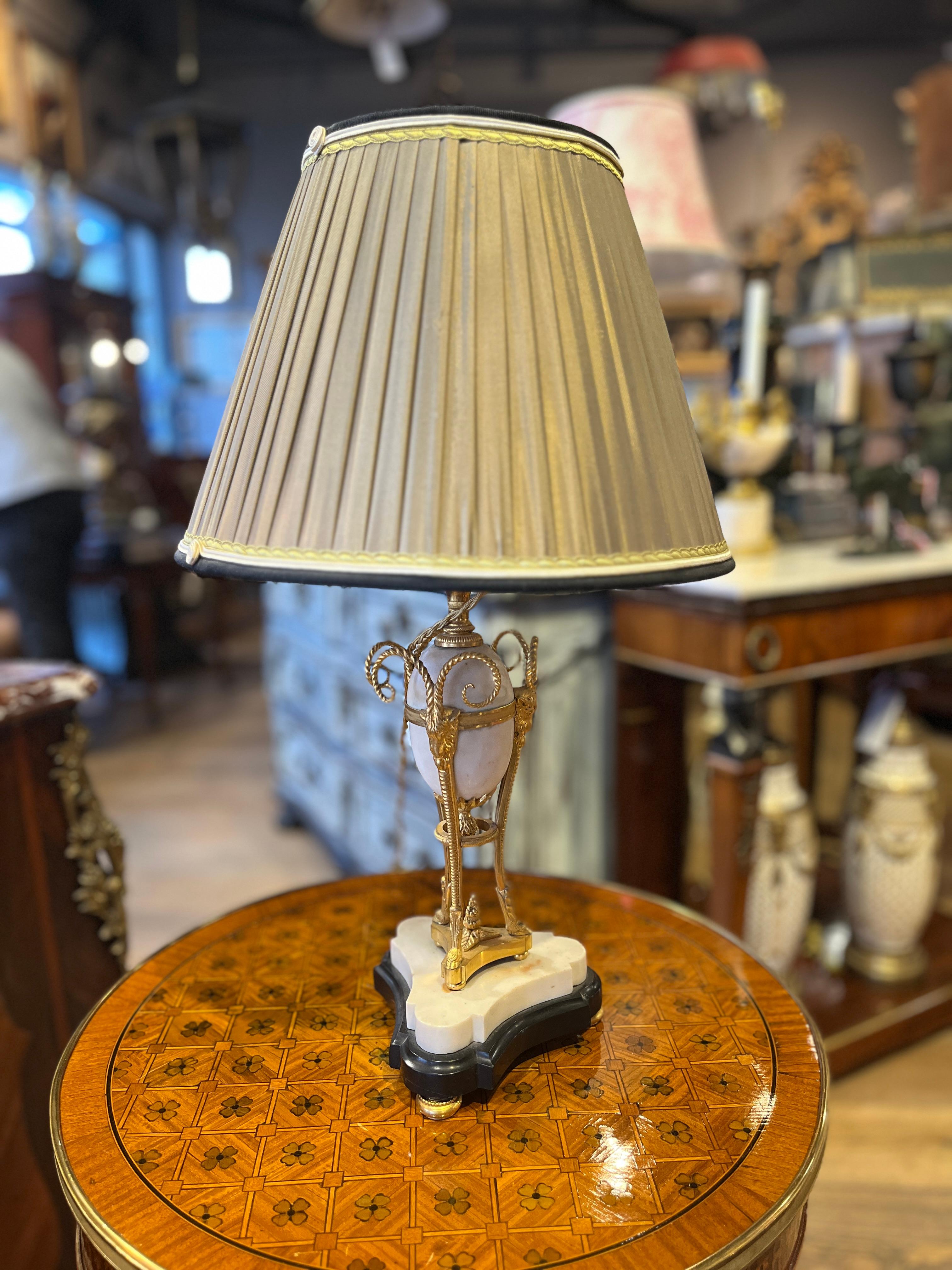 Pareja de Lámparas Cassolettes de Mármol Blanco de Carrara del Siglo XVIII con Brazos de Bronce siglo XVIII y antes en venta
