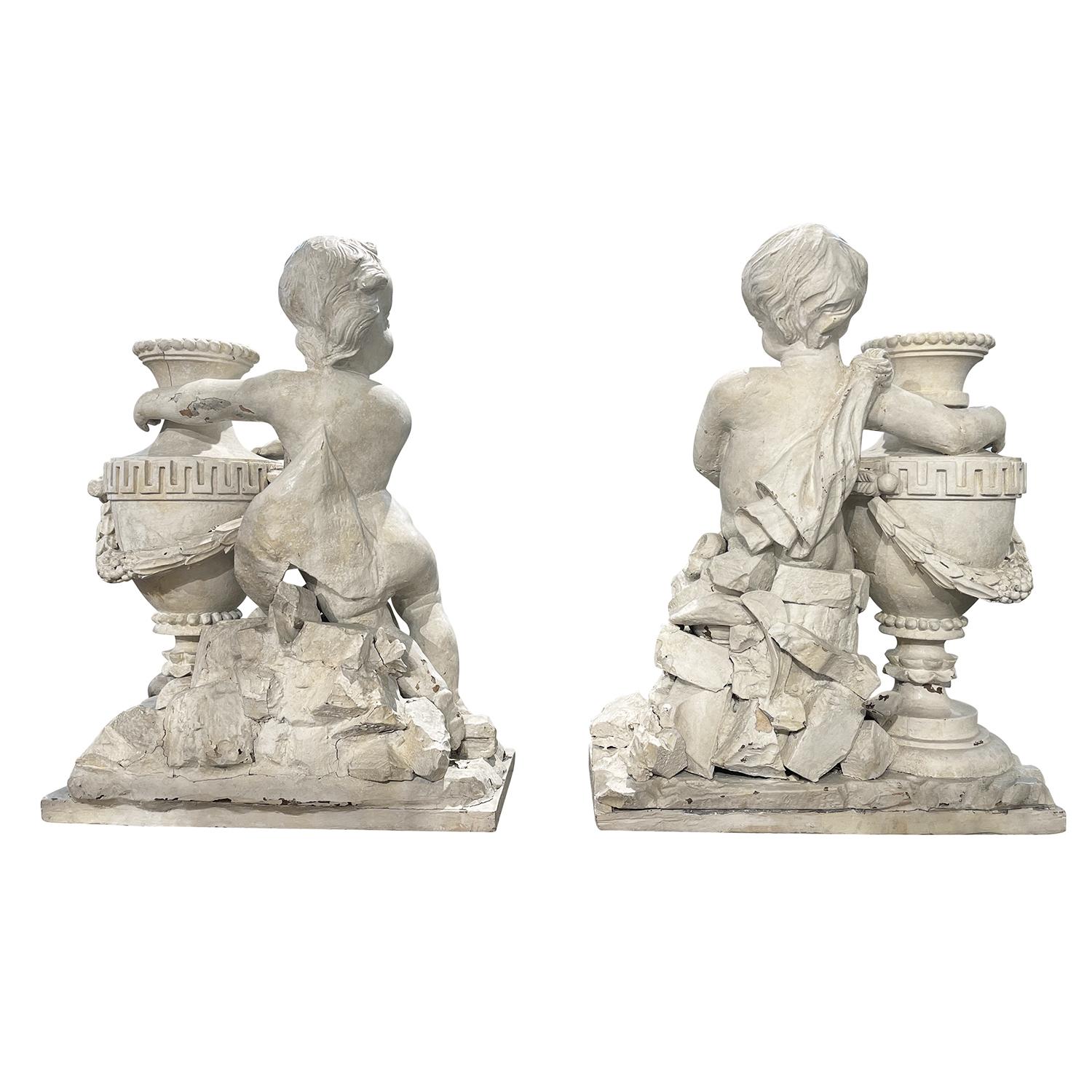 Luigi XVI Coppia di vasi di putti in legno di noce del XVIII secolo, di colore bianco-grigio, francese - Cherubini antichi in vendita