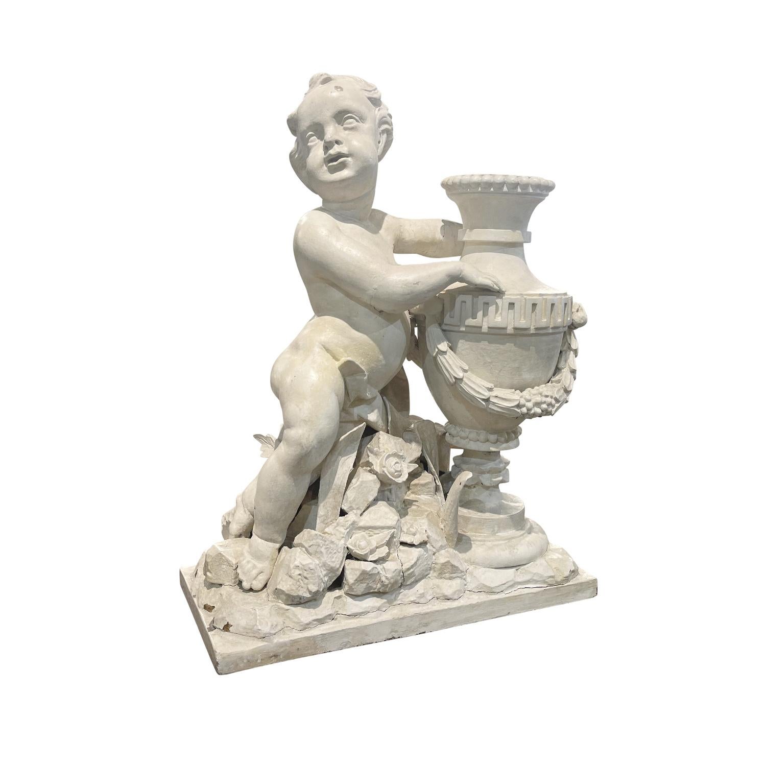 Francese Coppia di vasi di putti in legno di noce del XVIII secolo, di colore bianco-grigio, francese - Cherubini antichi in vendita