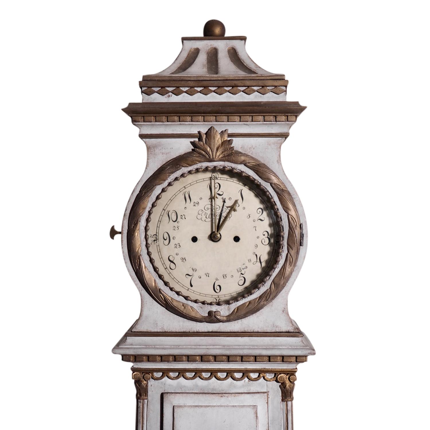 A white-grey, antique Swedish Gustavian grandfather clock with very detailed brass and bronze décor, made of hand carved Pinewood, designed and produced by an unknown artist in Stockholm, in good condition. The clock bell was produced in London by