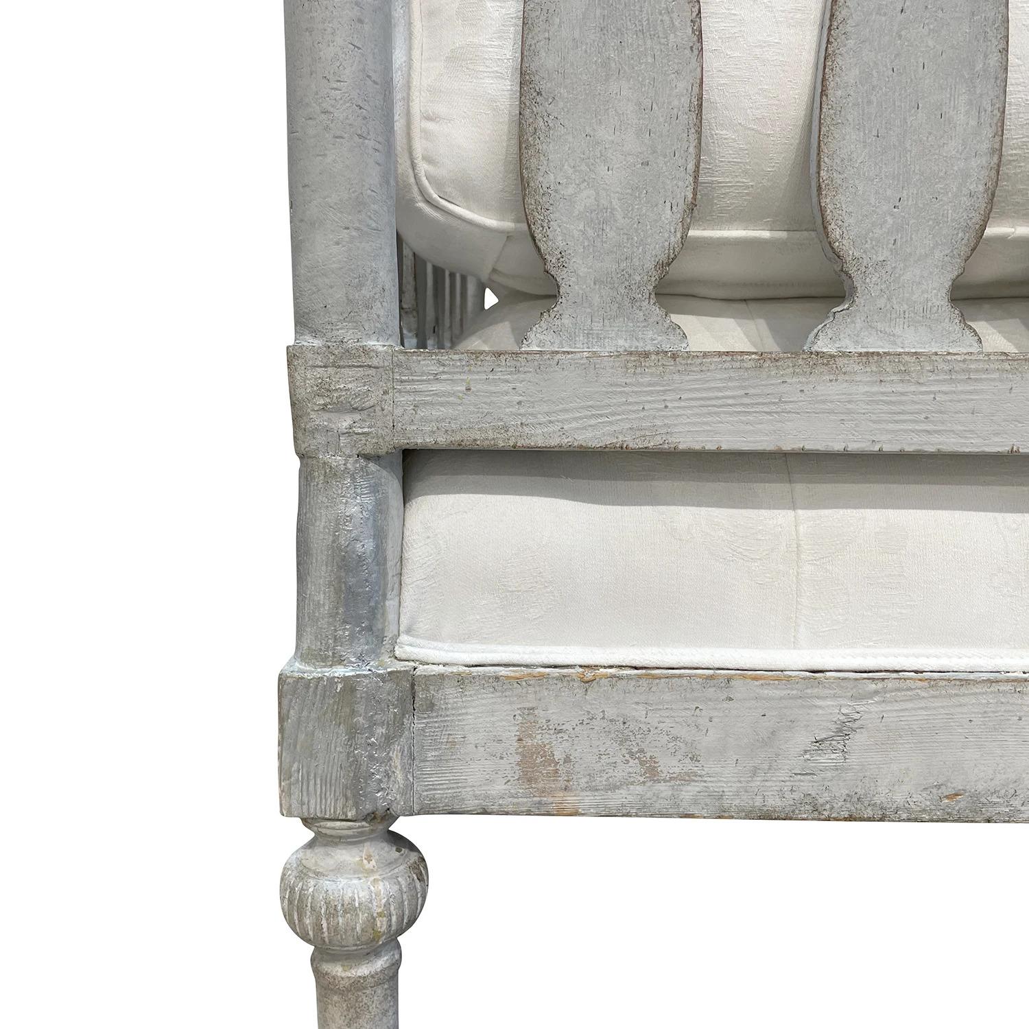 18th Century White-Grey Swedish Gustavian Pinewood Sofa Bench, Antique Daybed For Sale 6