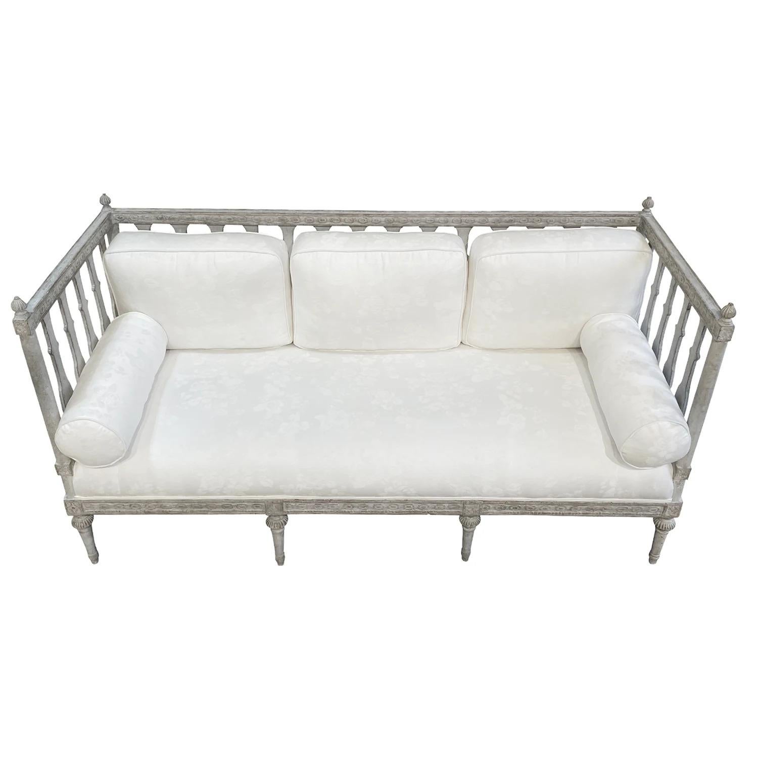 Gustavien Banc de canapé suédois gustavien en pin blanc-gris du 18ème siècle, banquette de jour ancienne en vente