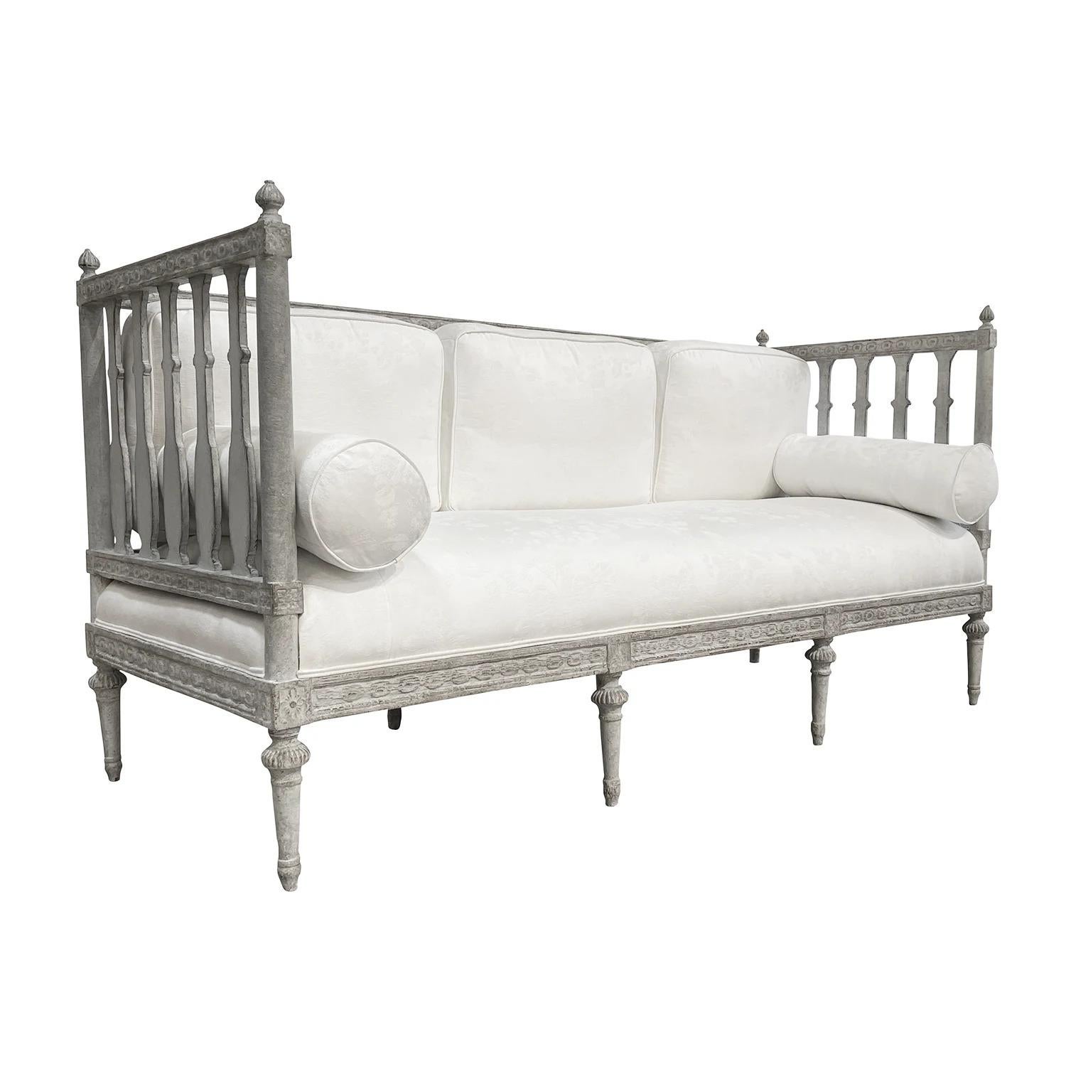 18th Century White-Grey Swedish Gustavian Pinewood Sofa Bench, Antique Daybed In Good Condition For Sale In West Palm Beach, FL