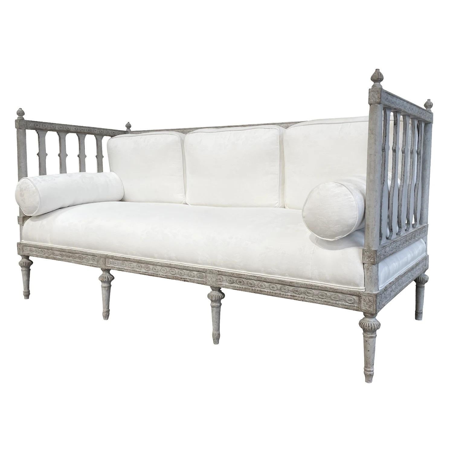 Banc de canapé suédois gustavien en pin blanc-gris du 18ème siècle, banquette de jour ancienne Bon état - En vente à West Palm Beach, FL