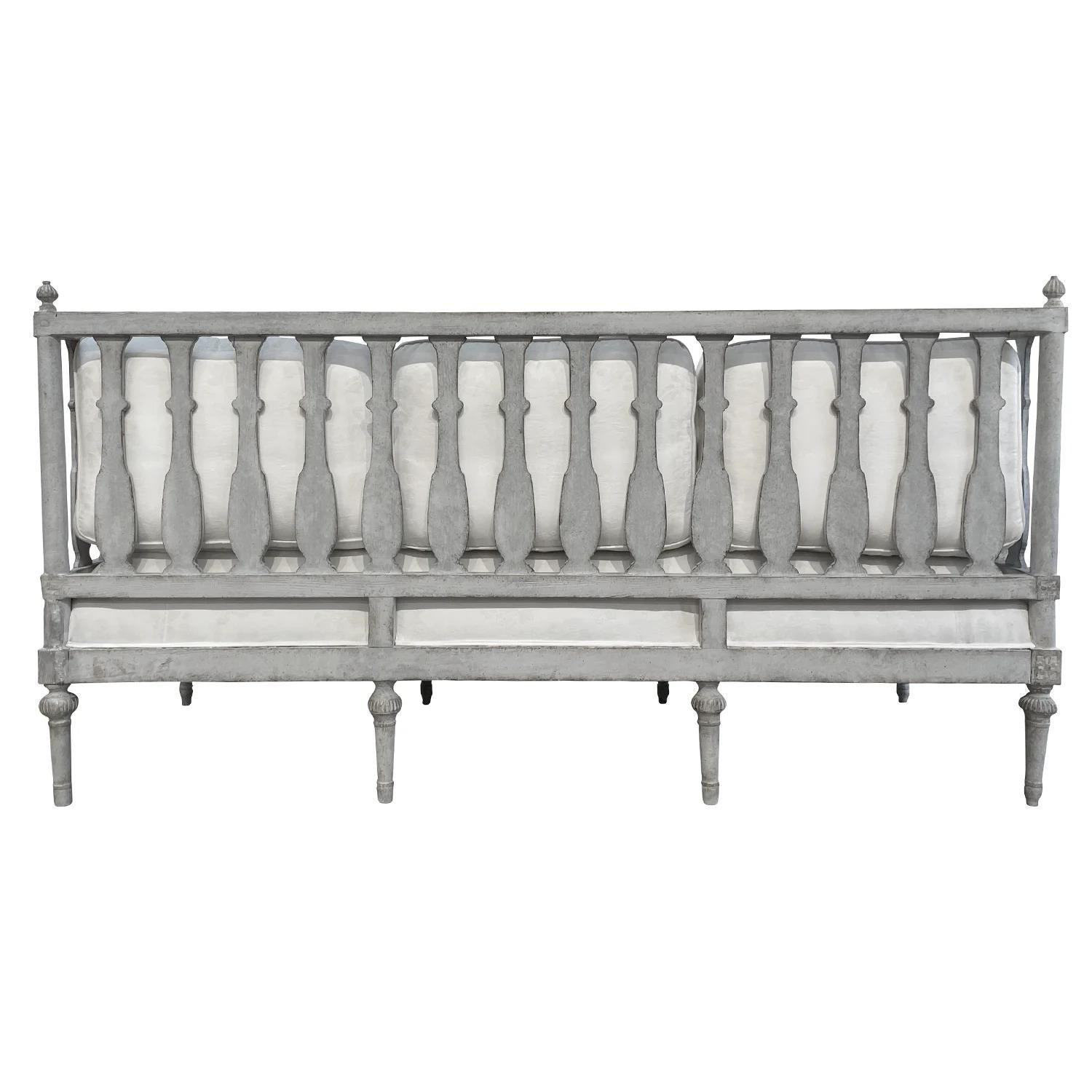 Tissu Banc de canapé suédois gustavien en pin blanc-gris du 18ème siècle, banquette de jour ancienne en vente