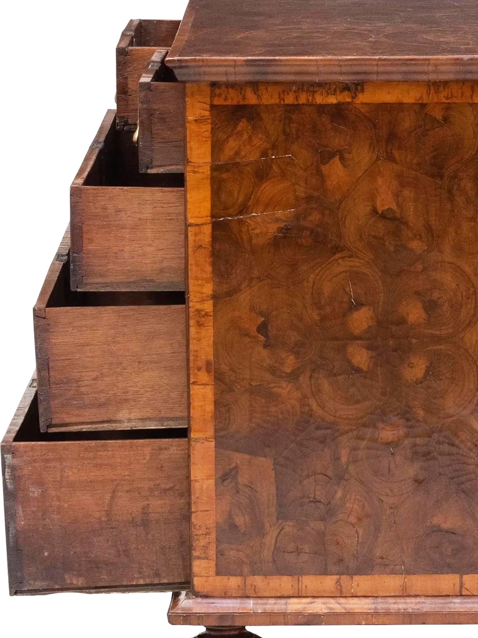 18th Century William & Mary Chest of Drawers with Oyster Inlays In Good Condition In New York, NY