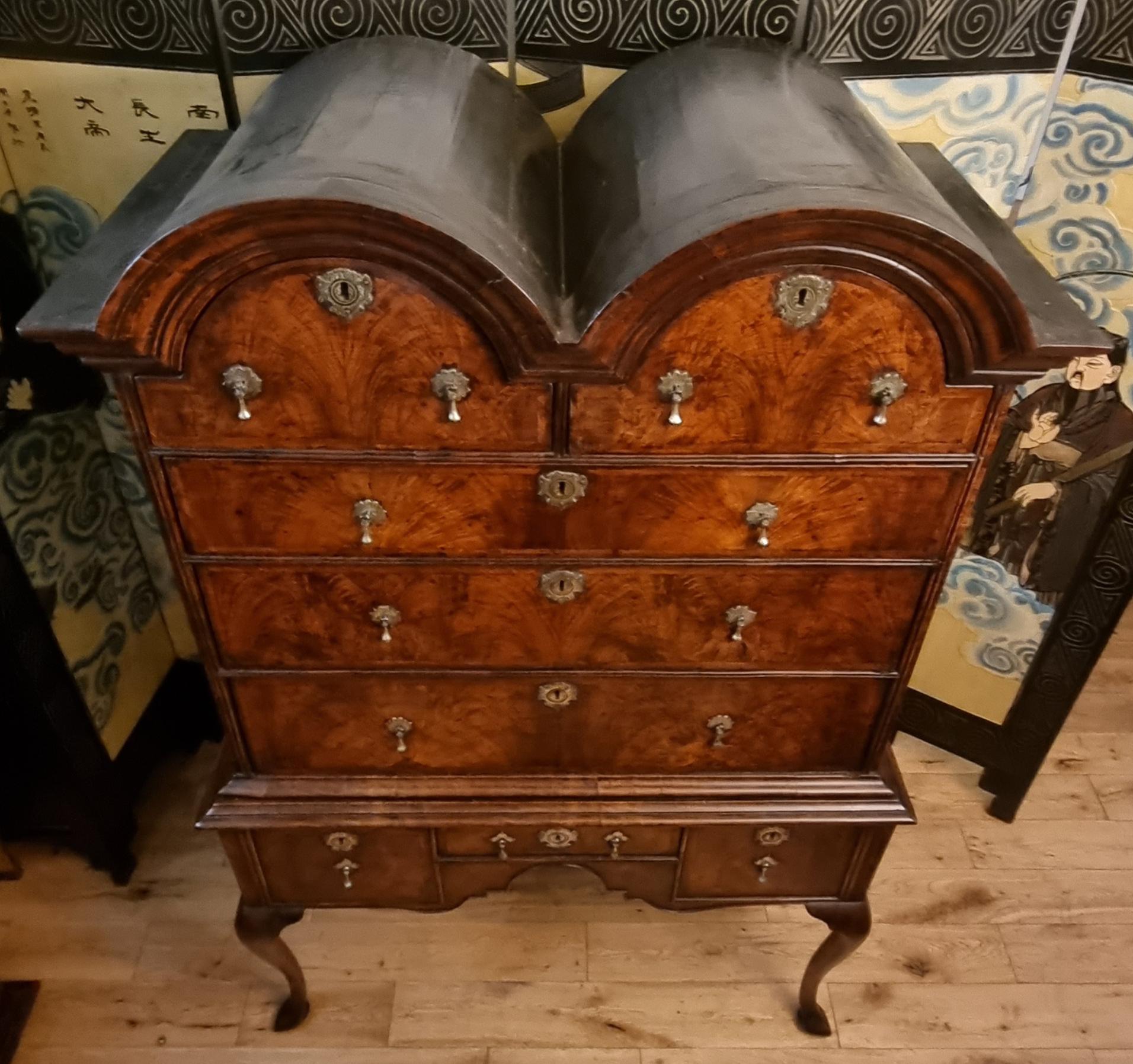 18th Century William & Mary Domed Walnut Chest on Stand In Good Condition For Sale In Hoddesdon, GB