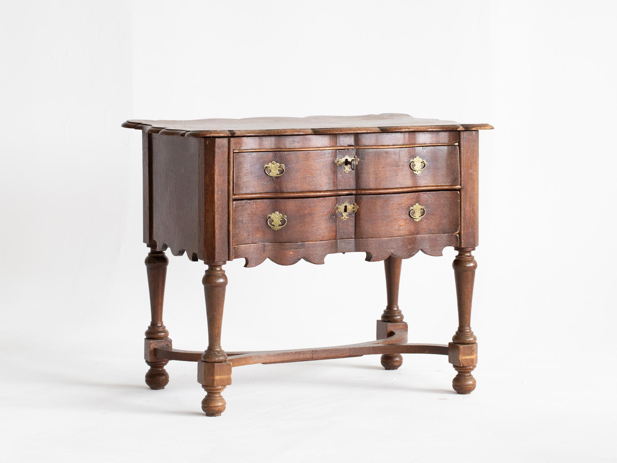 A William & Mary oak lowboy or chest of two long drawers, 18C.

Presented in good original order with minor repairs and restorations. Working locks with one shared key.

72 x 87 x 57 cm

28.3 x 34.3 x 22.4 