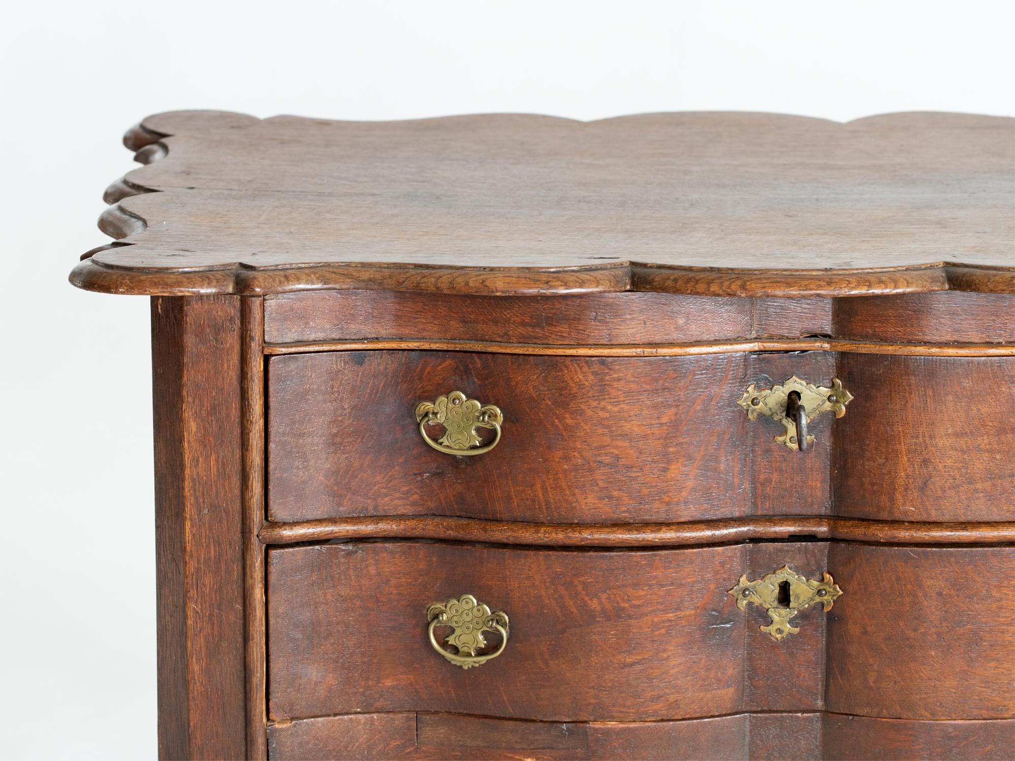 18th Century William & Mary Oak Lowboy In Good Condition For Sale In Wembley, GB