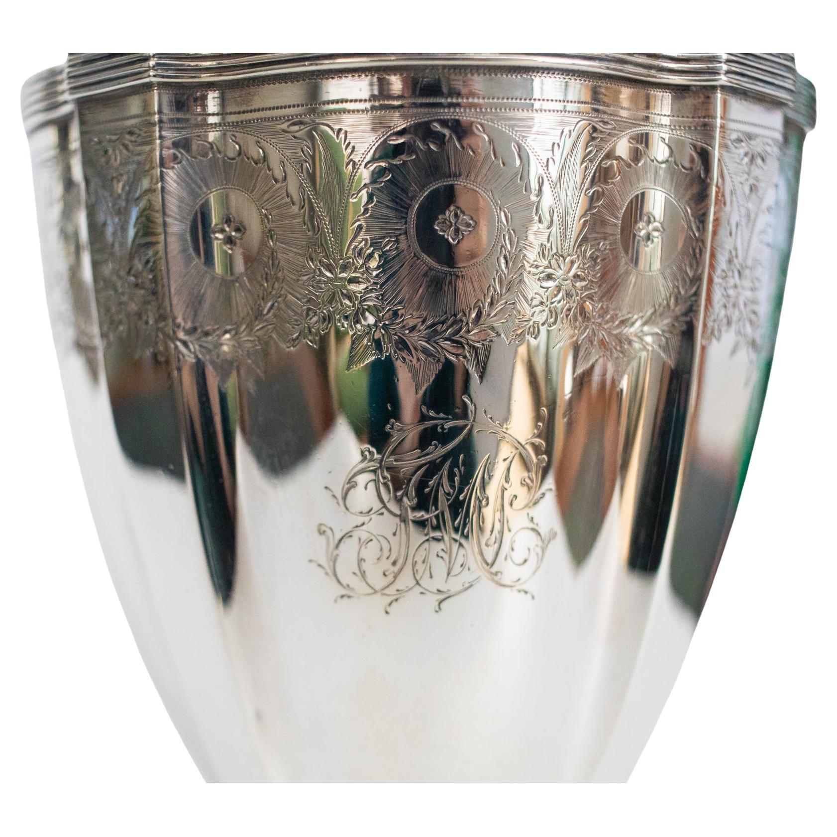 Brocca da vino del XVIII secolo George III Inghilterra da 1 kg in argento sterling Peter and Ann Bateman 
Questa impressionante brocca da vino, realizzata nel 1795 durante il regno di Re Giorgio III, è un esempio artistico del lavoro dei rinomati