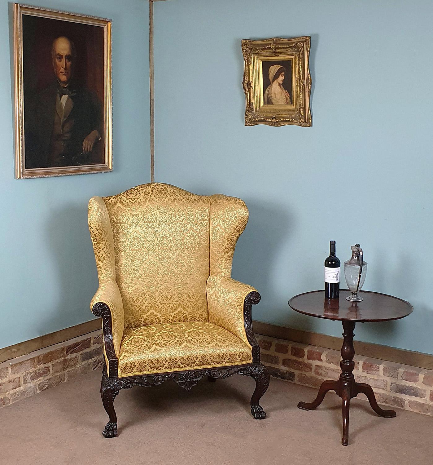 Très beau et extrêmement rare fauteuil à oreilles en acajou de l'époque géorgienne, avec des sculptures en frettes aveugles sur les deux accoudoirs et d'importantes sculptures en frettes percées de feuillages sur les traverses du siège, avec des