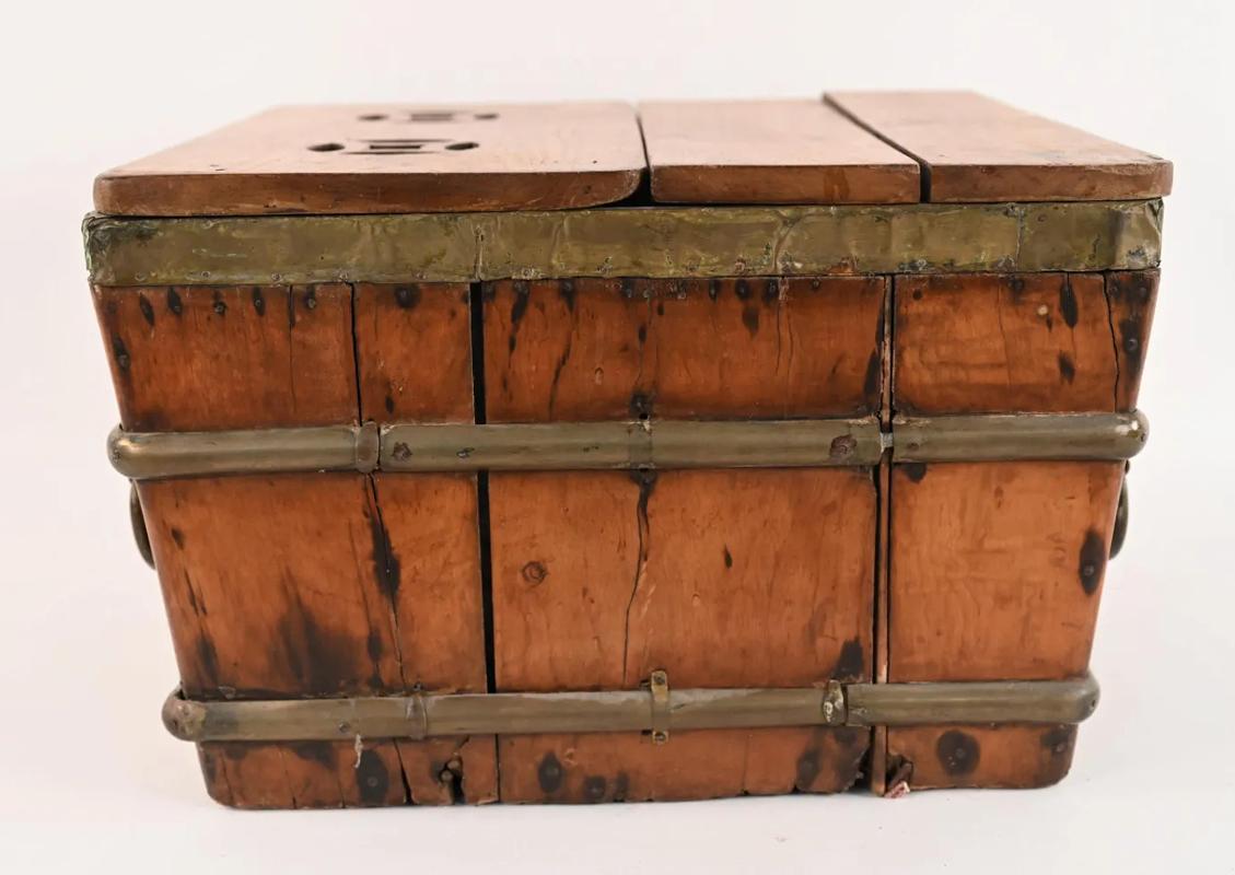18th Century Wood, Brass and Steel Chinese Ice Chest Line with Galvanized Steel For Sale 13