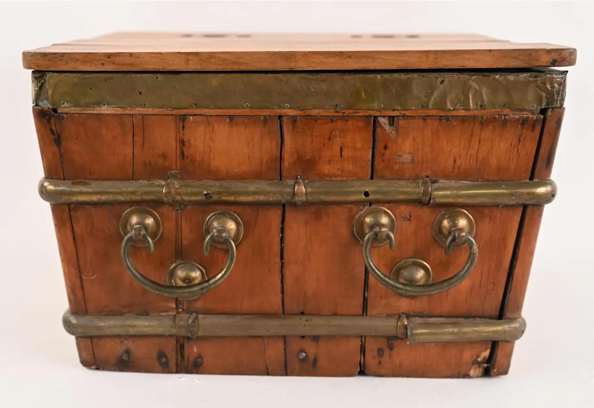 18th Century Wood, Brass and Steel Chinese Ice Chest Line with Galvanized Steel For Sale 14