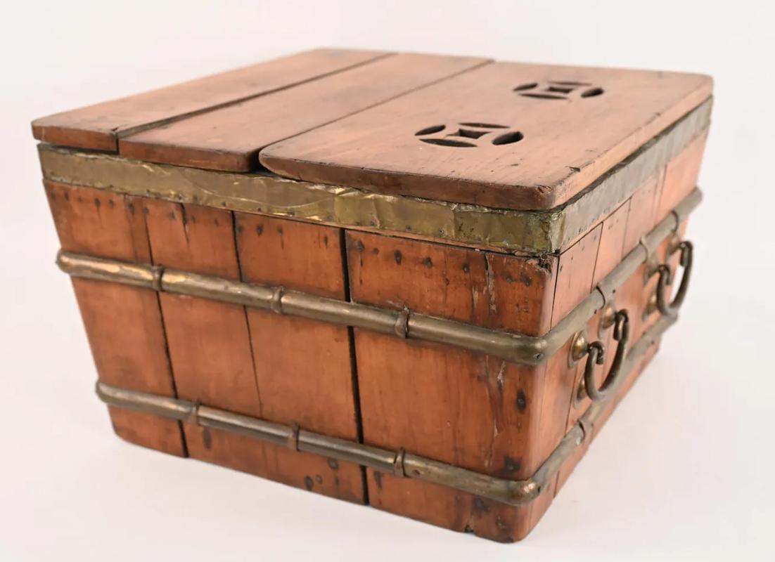 18th Century Wood, Brass and Steel Chinese Ice Chest Line with Galvanized Steel For Sale 1