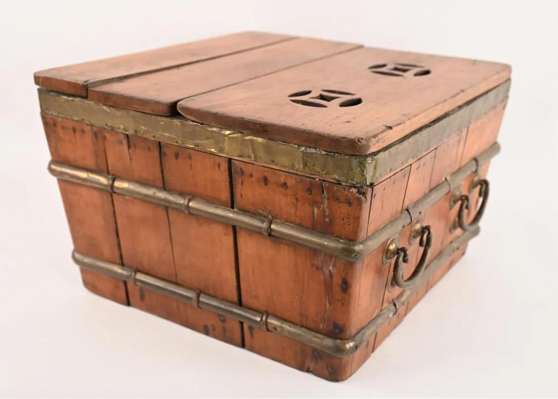18th Century Wood, Brass and Steel Chinese Ice Chest Line with Galvanized Steel For Sale 2