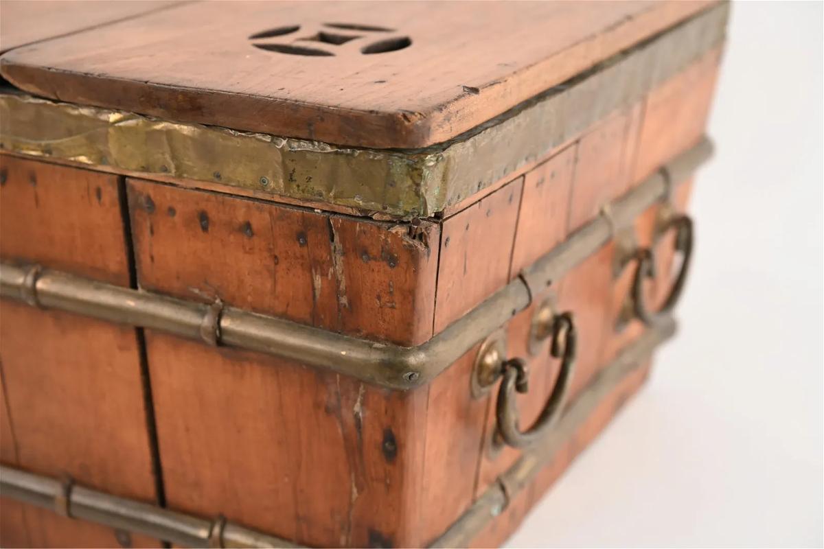 18th Century Wood, Brass and Steel Chinese Ice Chest Line with Galvanized Steel For Sale 3