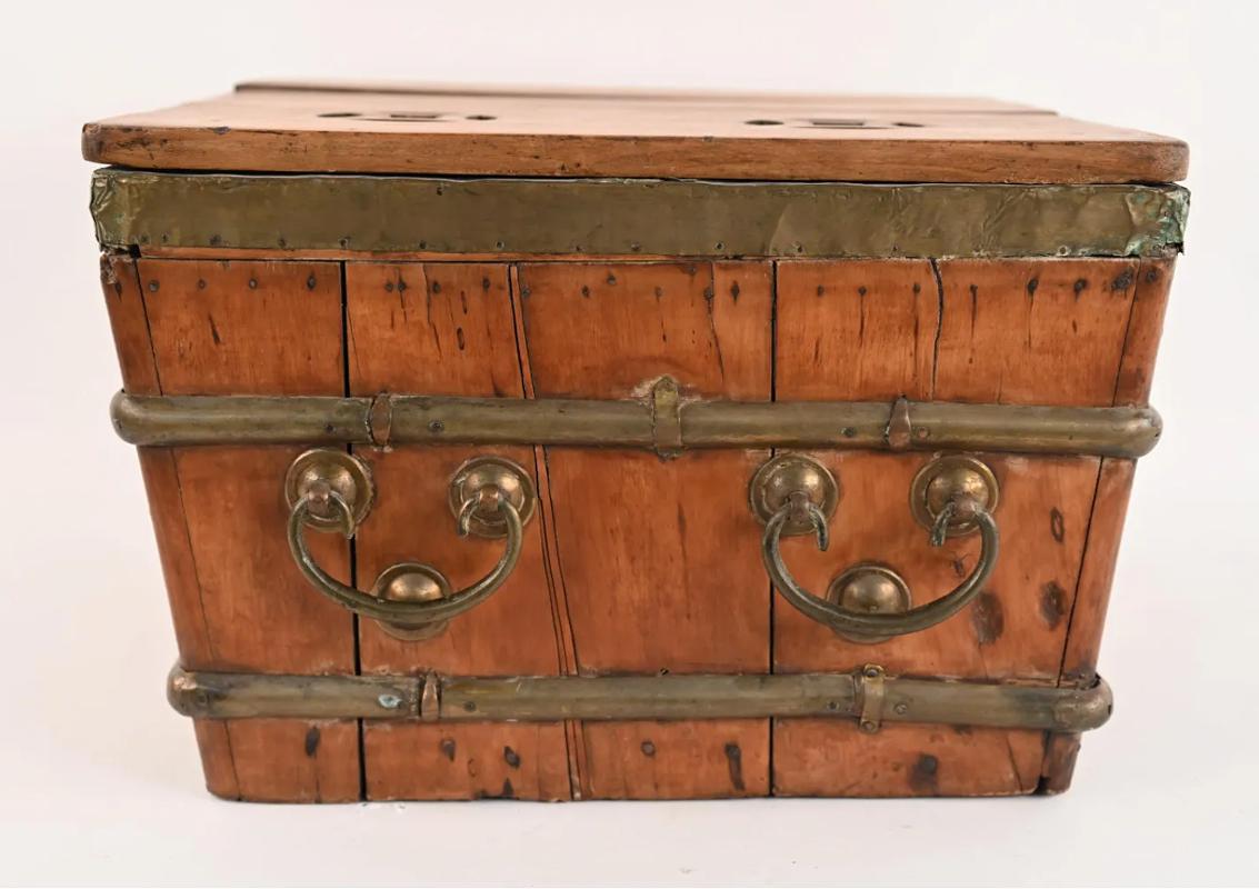 18th Century Wood, Brass and Steel Chinese Ice Chest Line with Galvanized Steel For Sale 4