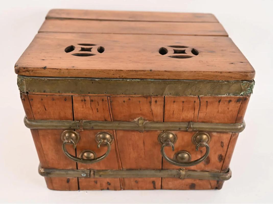 18th Century Wood, Brass and Steel Chinese Ice Chest Line with Galvanized Steel For Sale 5