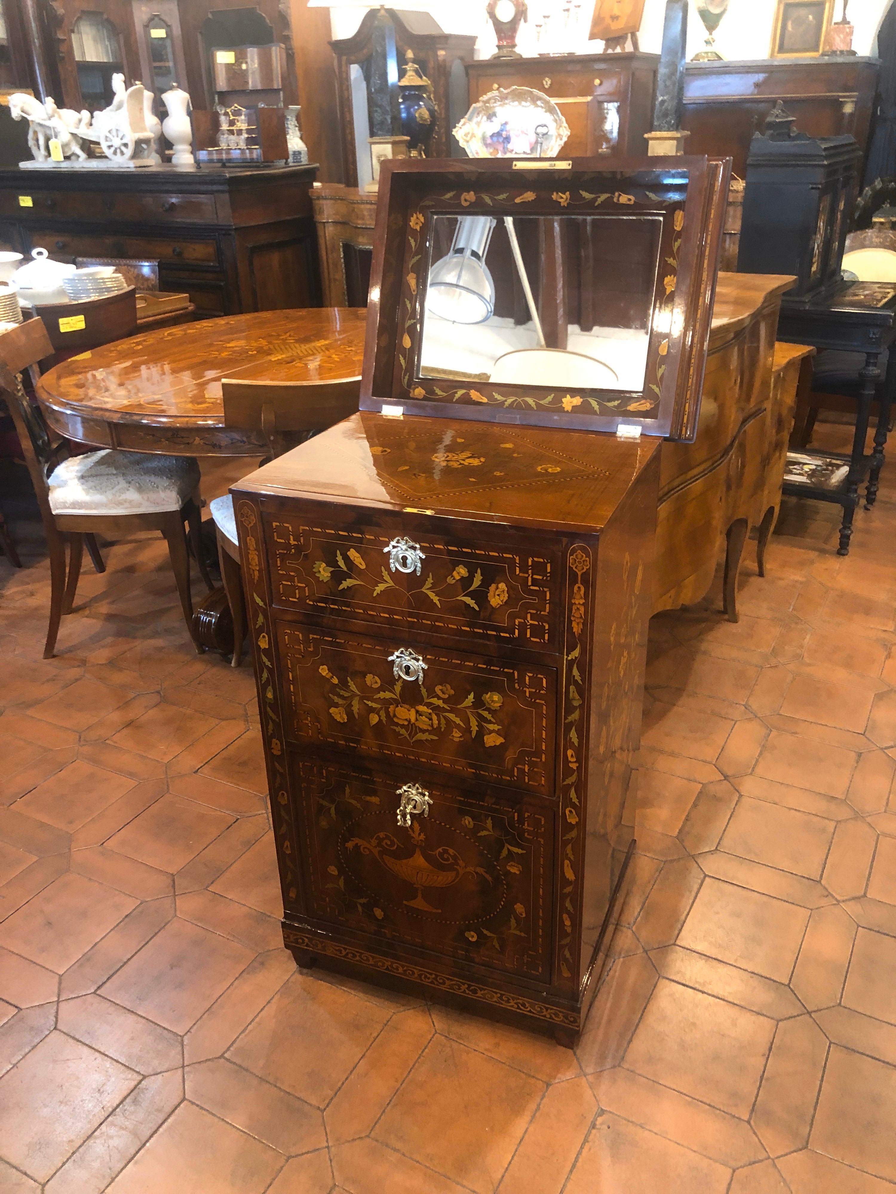 Dutch mahogany dressing table, Louis XVI era, restored. Fantastic inlays on the whole piece of furniture, with floral motifs, which make it a small painting. Functional and large furnishings. Furniture not easy to find, produced for the English