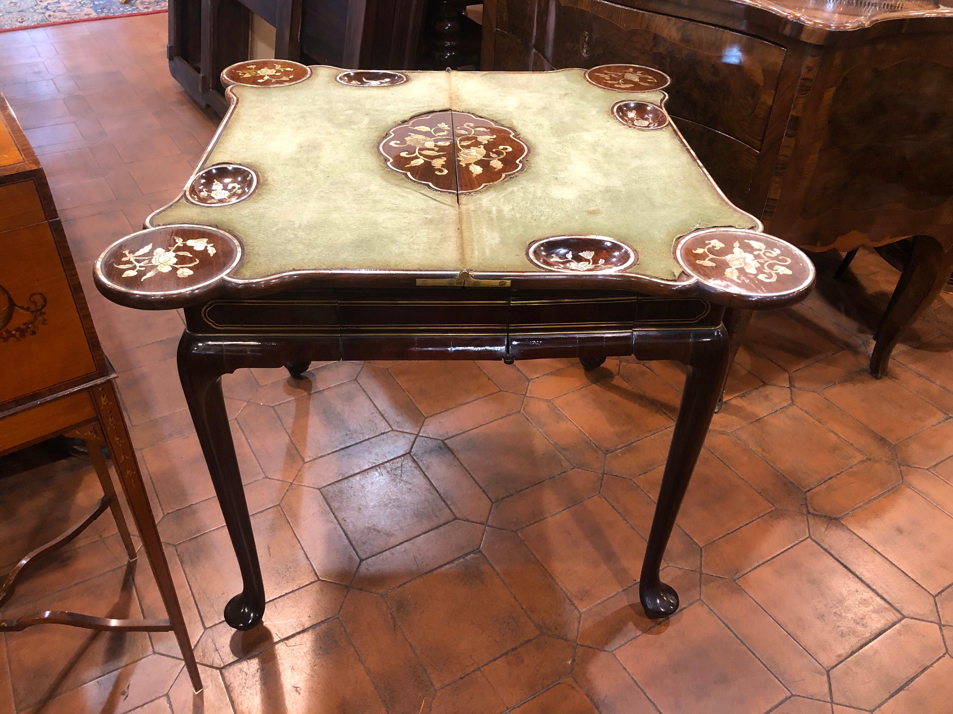 Game table attributed to John Channon, inlaid with an engraved brass and inside in mother of pearl...unique, fantastic!
With the Concertina system to open the table. All original, except the drawer knob, in an exceptional state of