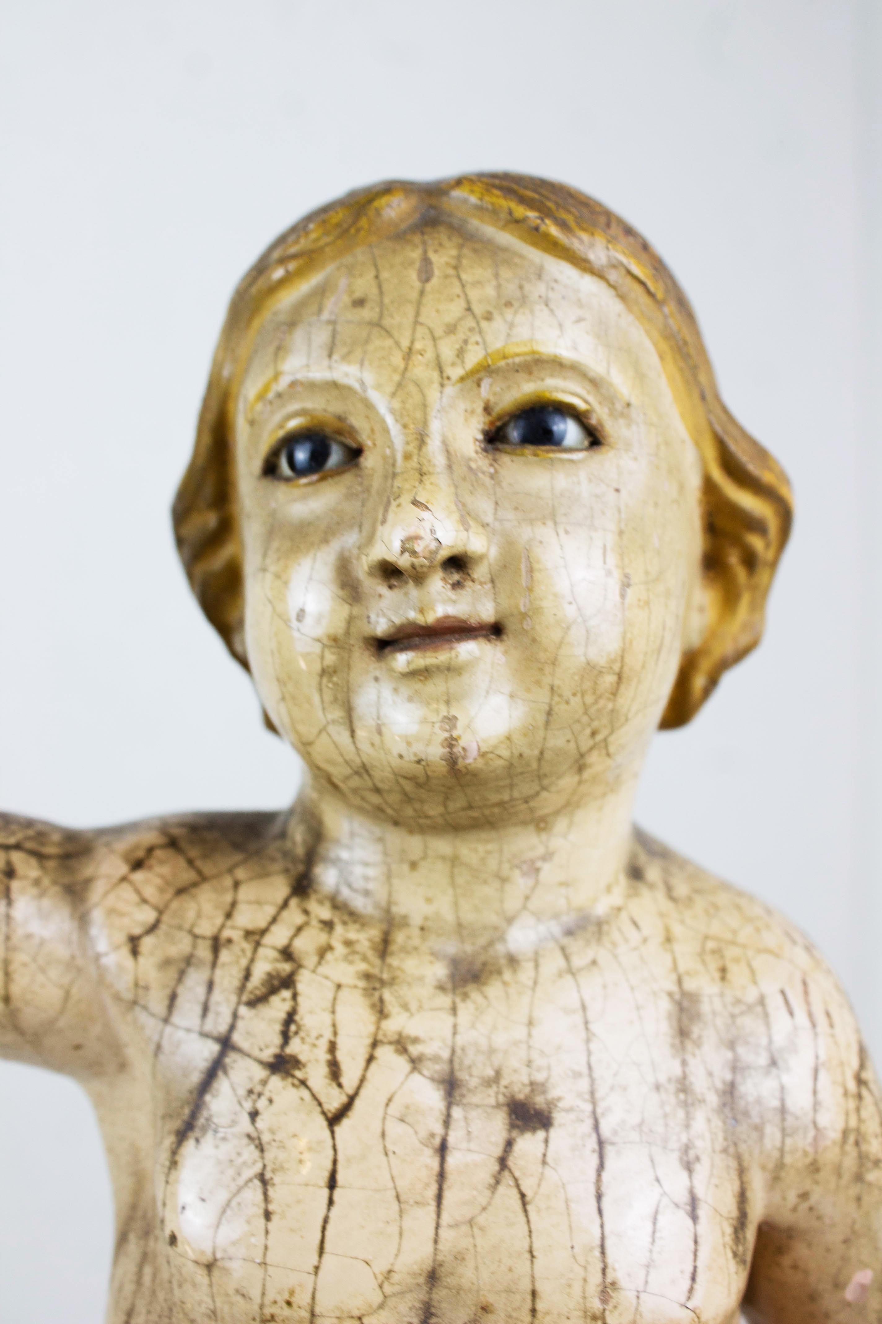 Holzskulptur „Bambino Gesu“ aus dem 18. Jahrhundert mit Augen aus Glas (Italienisch) im Angebot