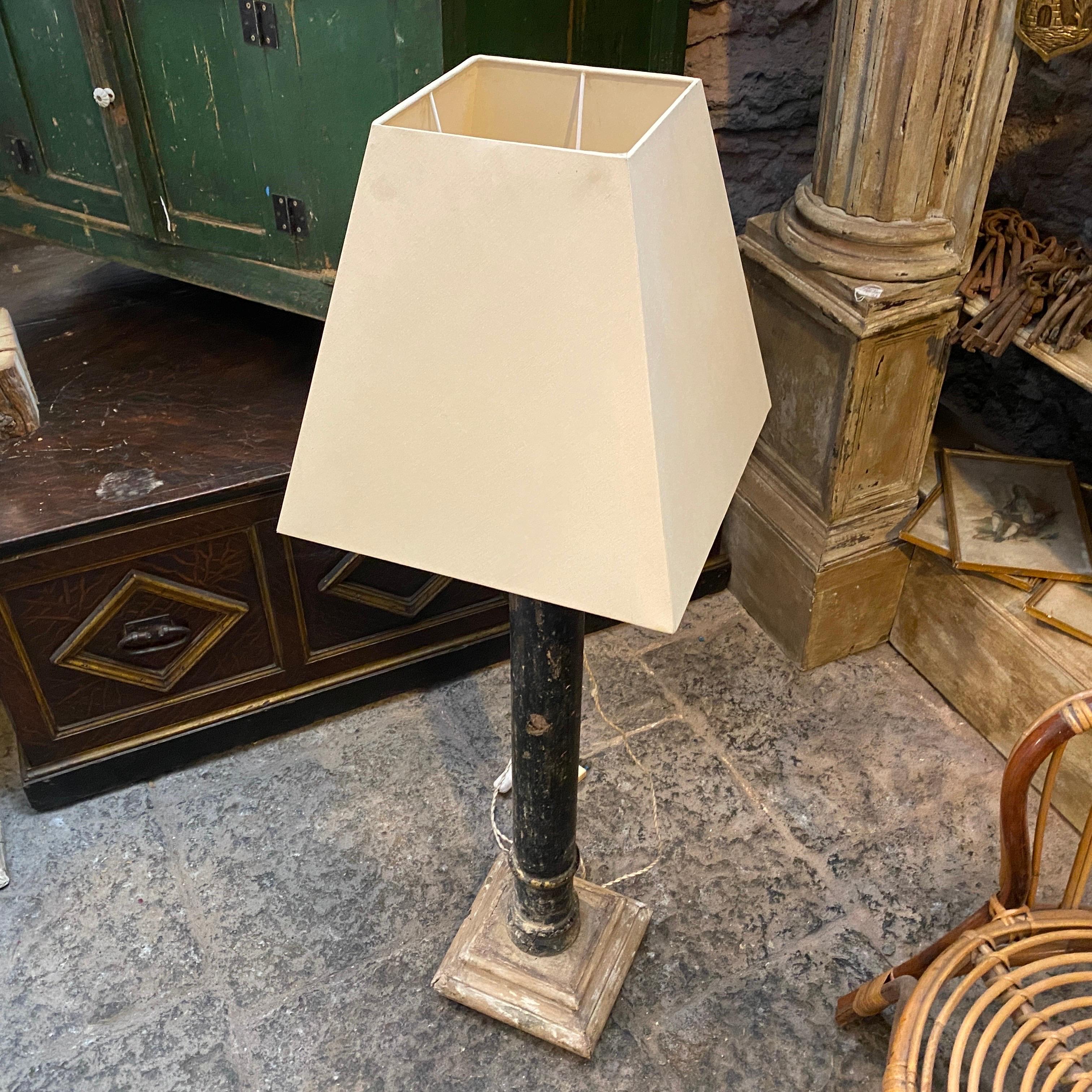 Sizilianische Fackel aus Holz aus dem 18. Jahrhundert, umgewandelt in eine Stehlampe im Angebot 8
