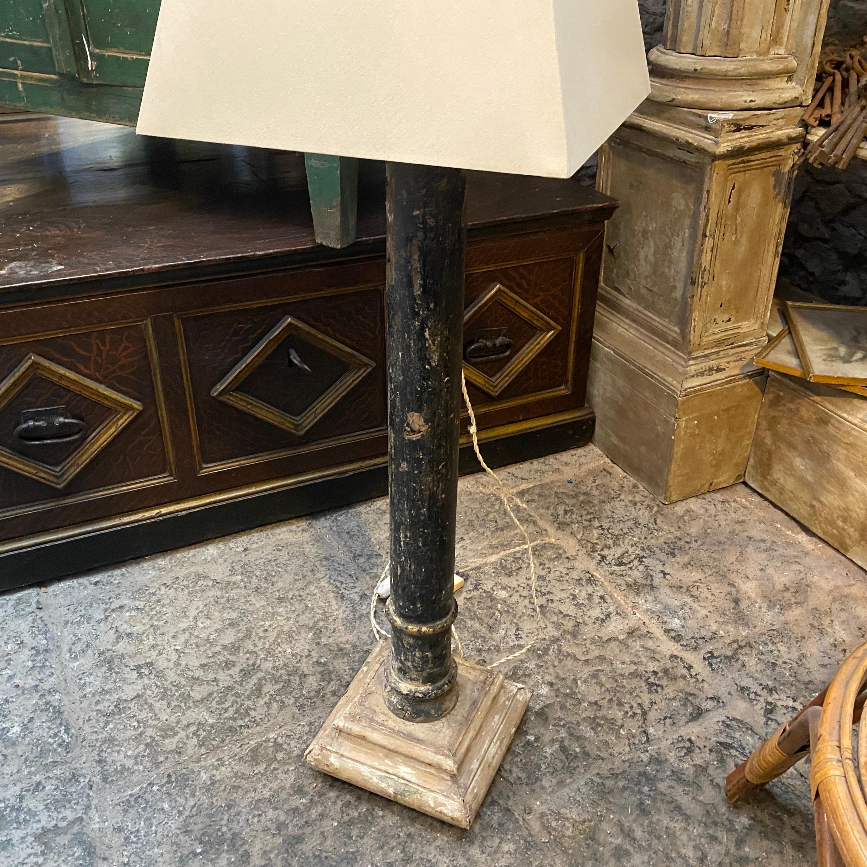 Sizilianische Fackel aus Holz aus dem 18. Jahrhundert, umgewandelt in eine Stehlampe im Zustand „Relativ gut“ im Angebot in Catania, Sicilia