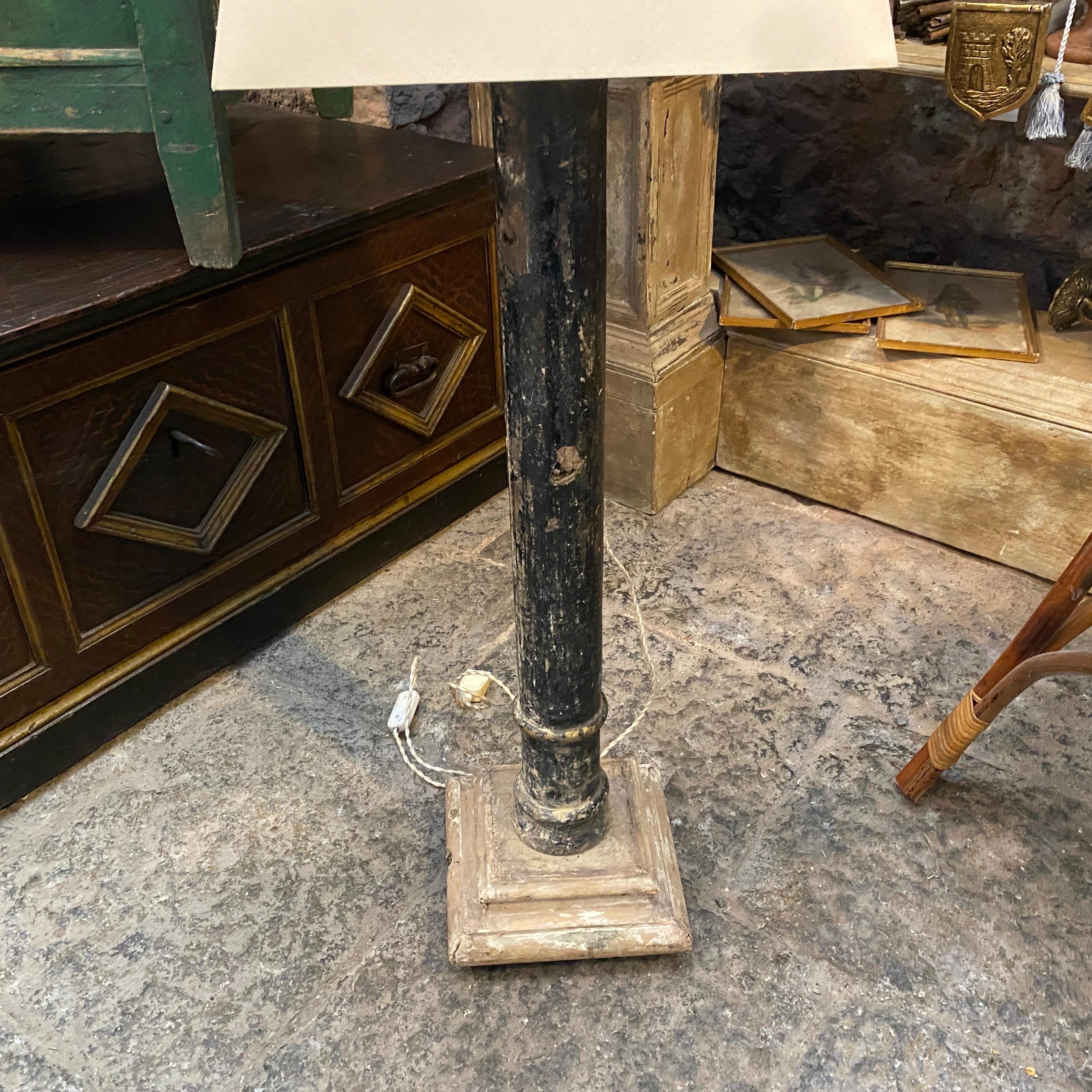 Torchère sicilienne en bois du 18ème siècle transformée en lampadaire en vente 1