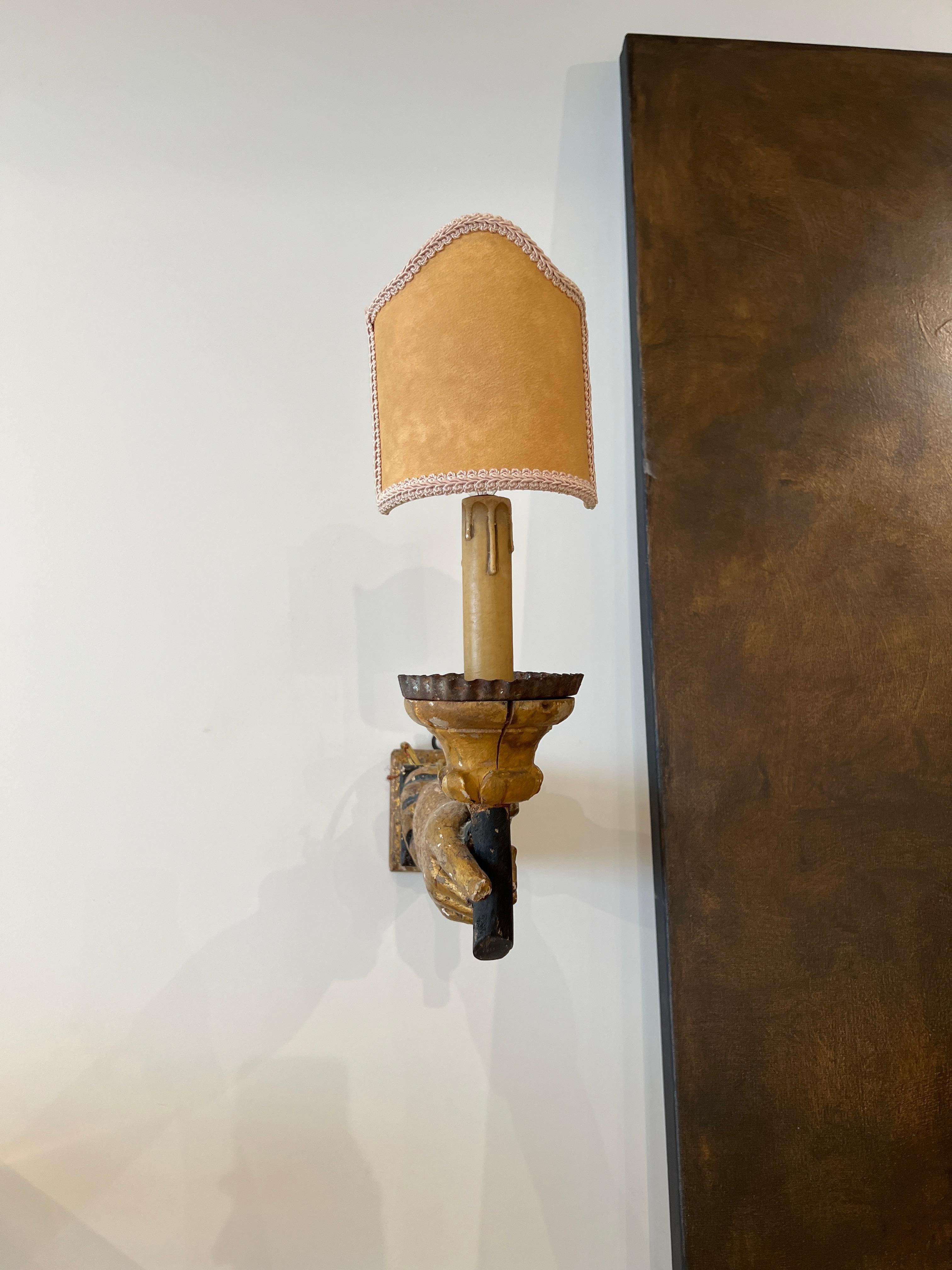 Rare paire d'appliques à bras italiennes du XVIIIe siècle avec abat-jour en forme de bouclier. Complément remarquable d'une salle d'eau ou d'un miroir au-dessus d'une cheminée.

Câblé pour les États-Unis mais non répertorié UL.