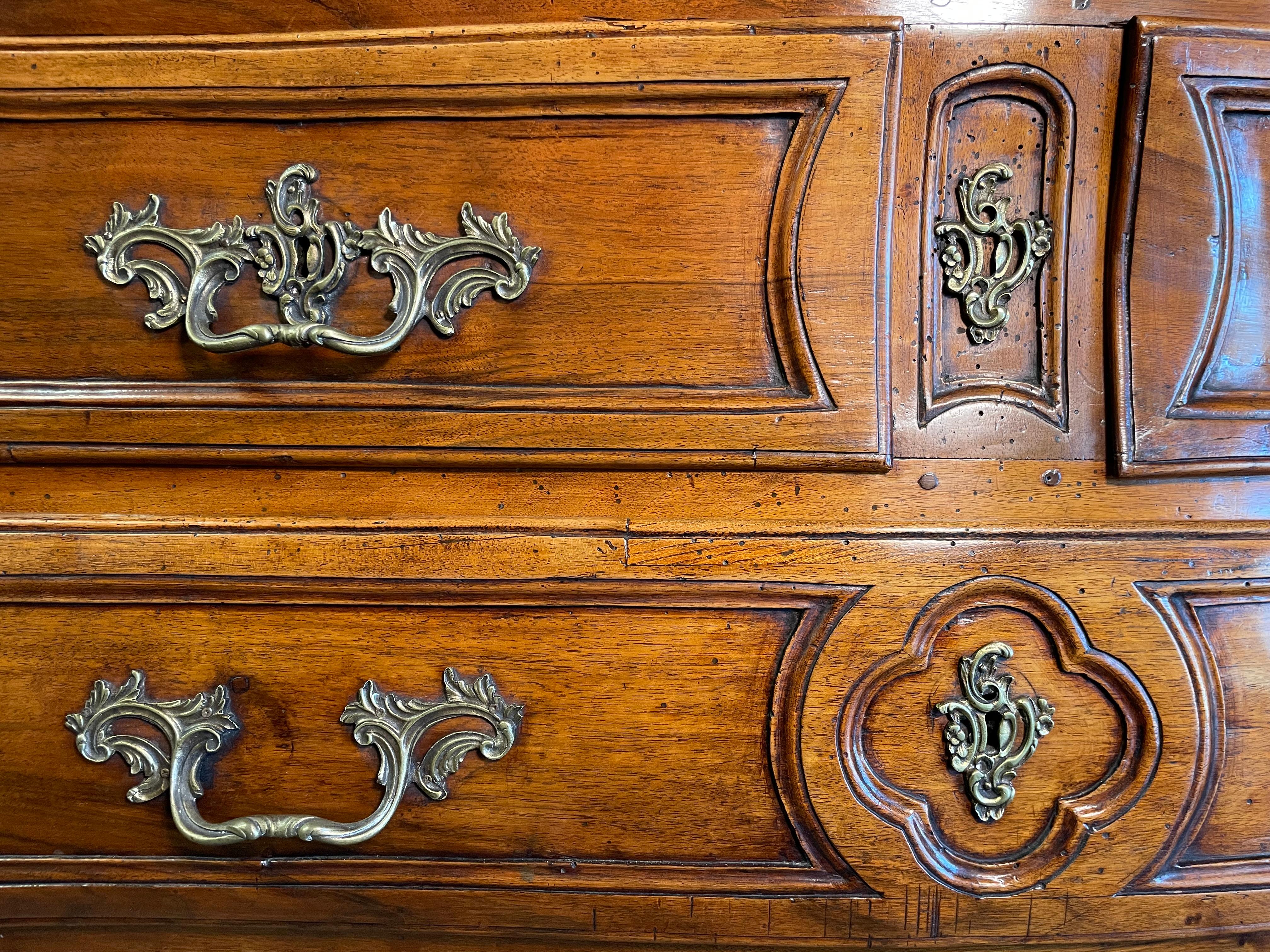 Diese hölzerne Bombay-Kommode mit 4 Schubladen aus dem 18. Jahrhundert ist seit über zwei Jahrhunderten ununterbrochen in Gebrauch. Mit zwei Schubladen oben und zwei größeren Schubladen unten bietet er eine Fülle von Platz. Die originalen,