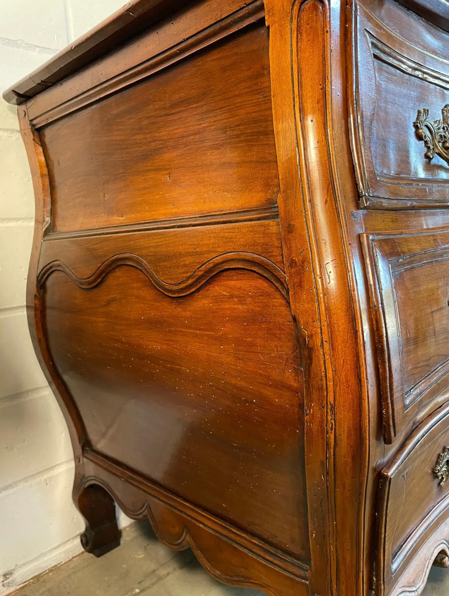 Questa cassettiera Bombay a 4 cassetti in legno del XVIII secolo è rimasta ininterrotta per oltre due secoli. Con due cassetti in alto e due cassetti più grandi che completano il fondo, c'è un'infinità di spazio. Le code di rondine originali