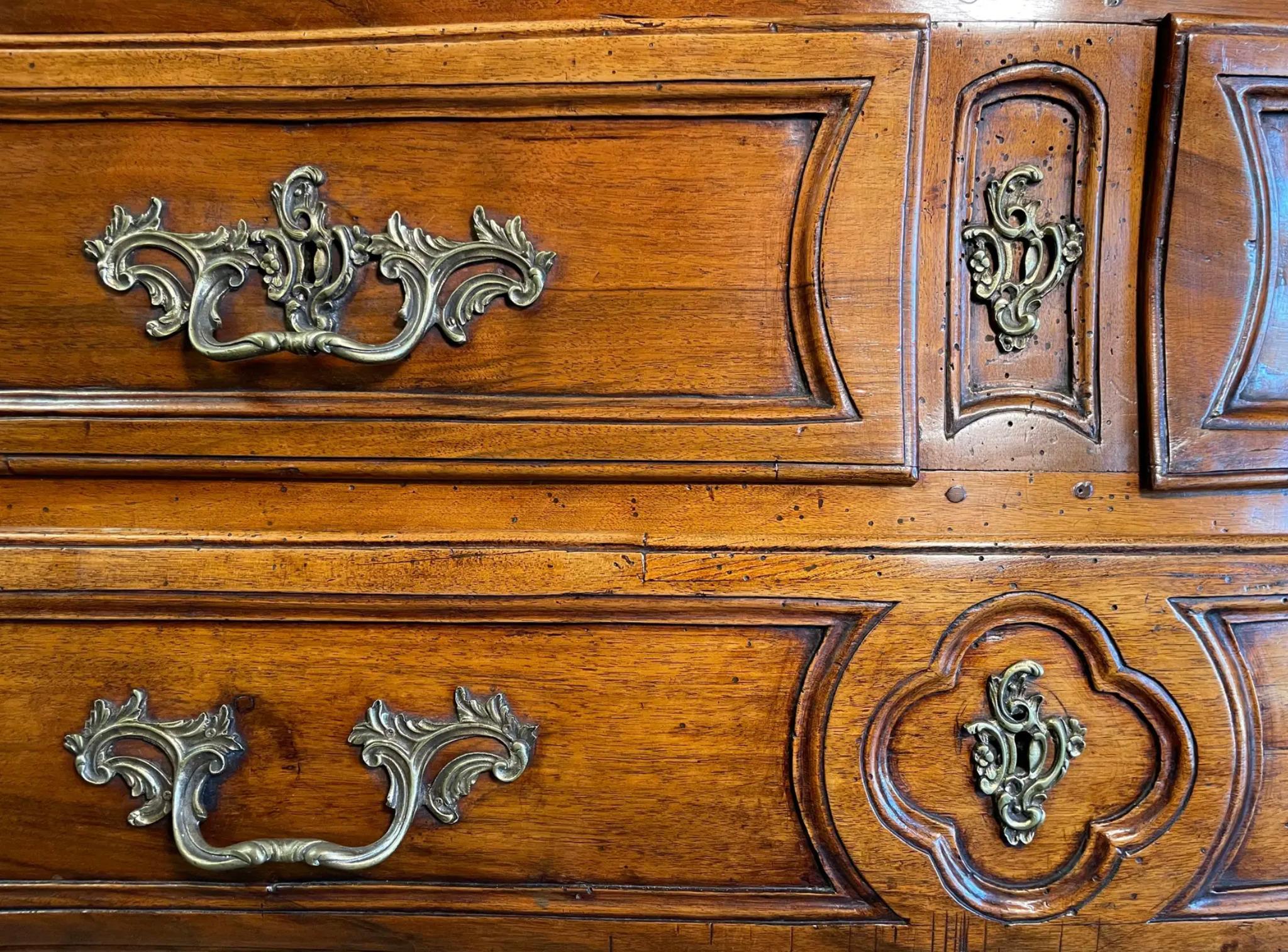 Francese Cassettiera Bombay in legno del XVIII secolo in vendita