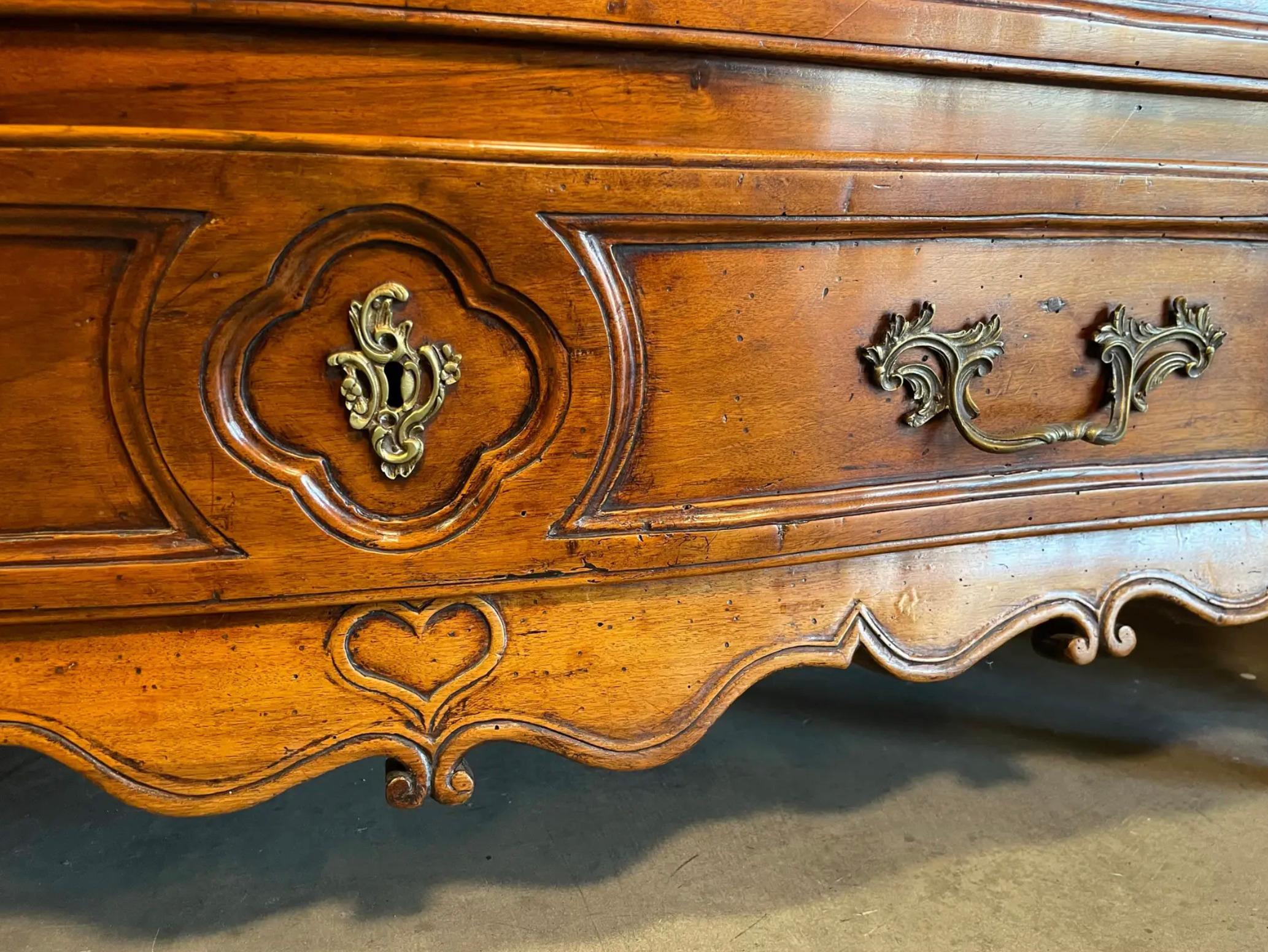 Cassettiera Bombay in legno del XVIII secolo In condizioni buone in vendita a Los Angeles, CA