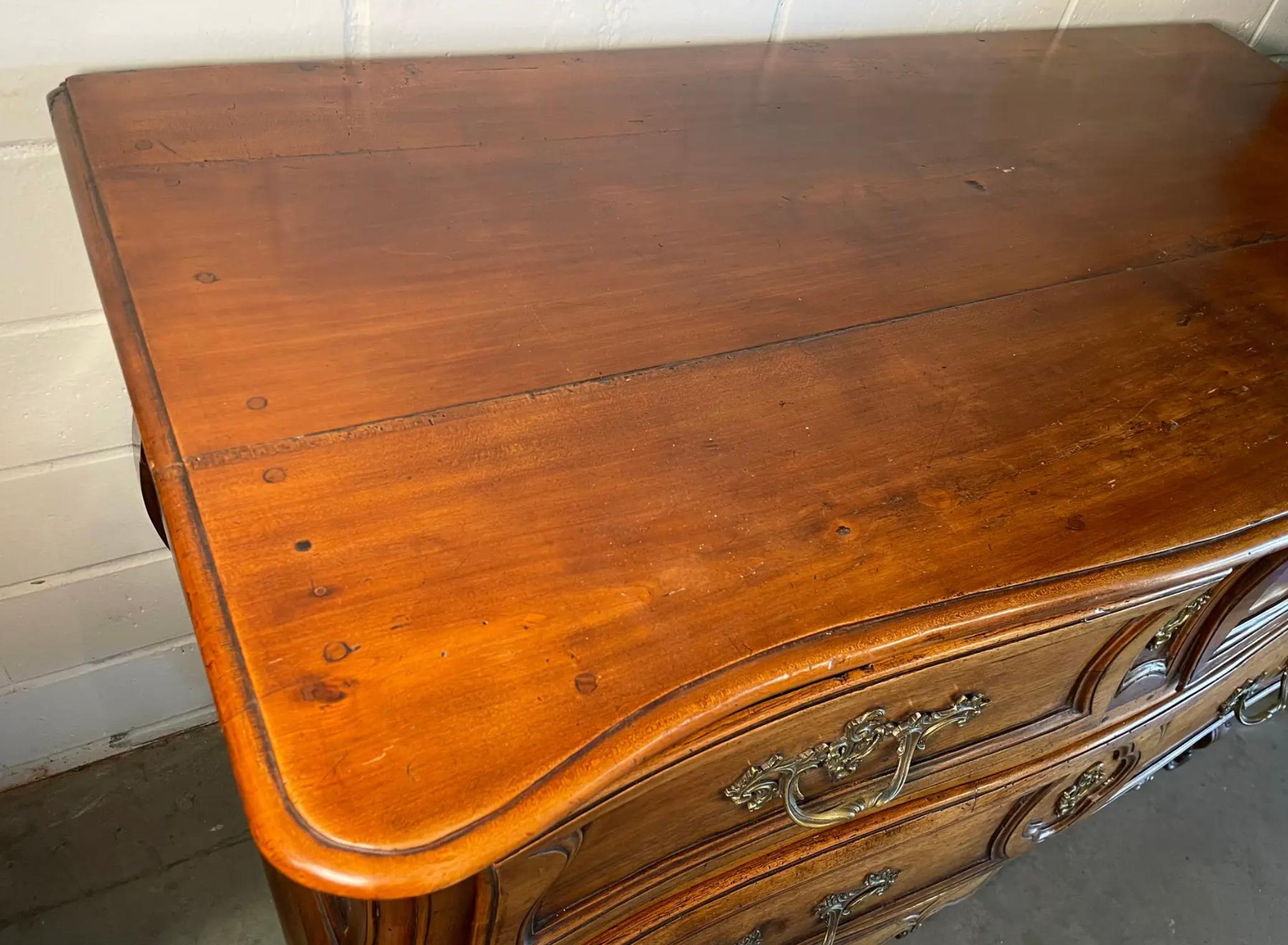 Ottone Cassettiera Bombay in legno del XVIII secolo in vendita