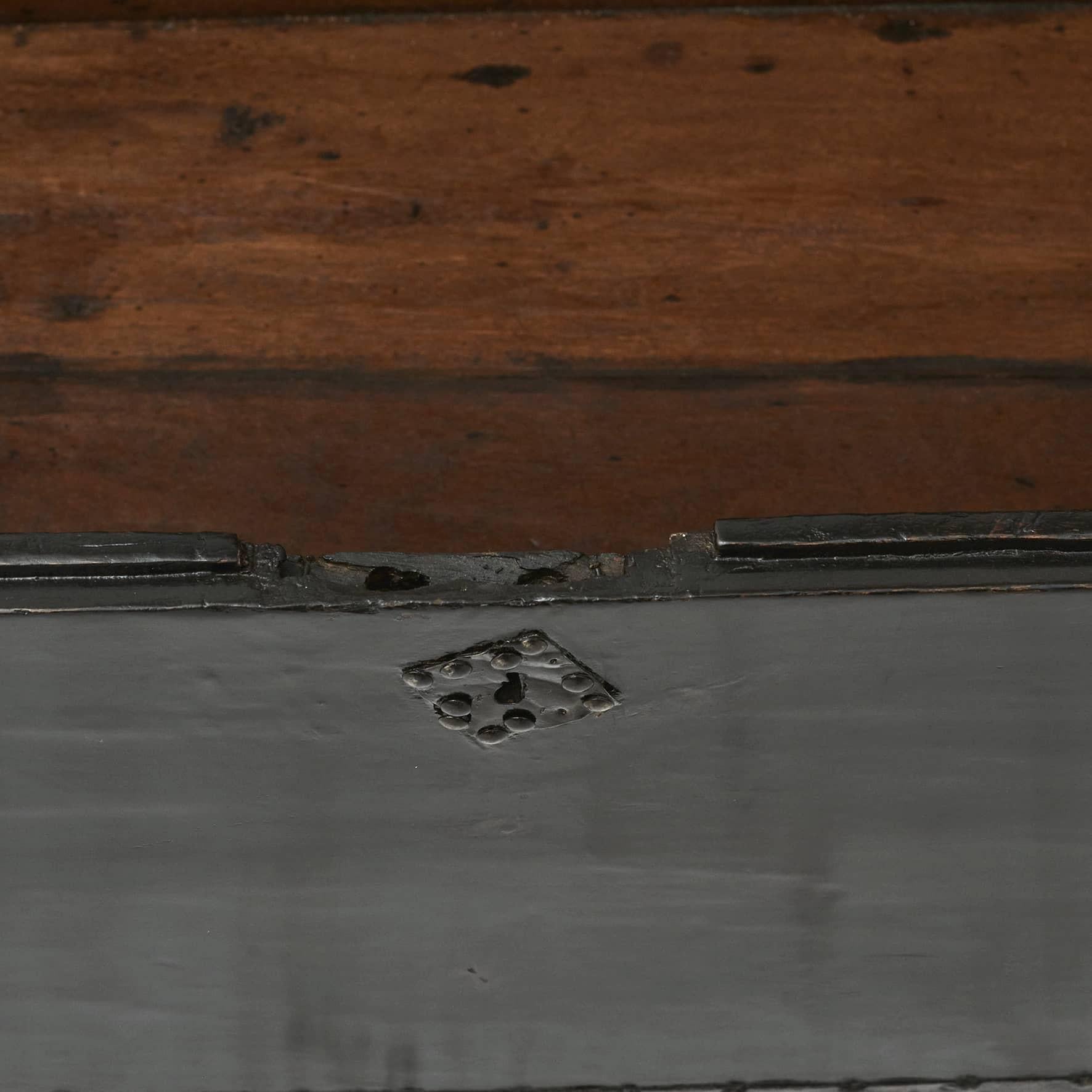 Cassapanca in legno del XVIII secolo con lacca nera in vendita 3