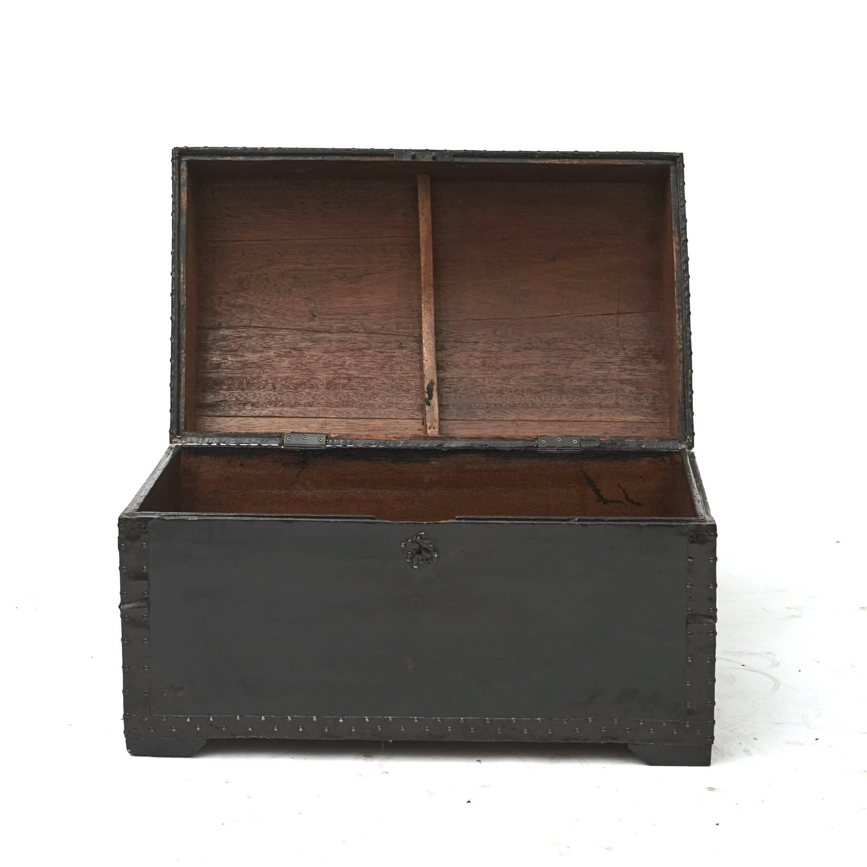 18th Century Wooden Chest with Black Lacquer For Sale 1