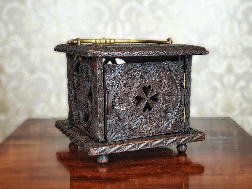 We present you a foot warmer in the shape of a cubical openwork case; with a door that can be closed with a key.
The whole is dated the late 18th century
This item is made of wood. There is a brass handle to move it around.

Presented foot