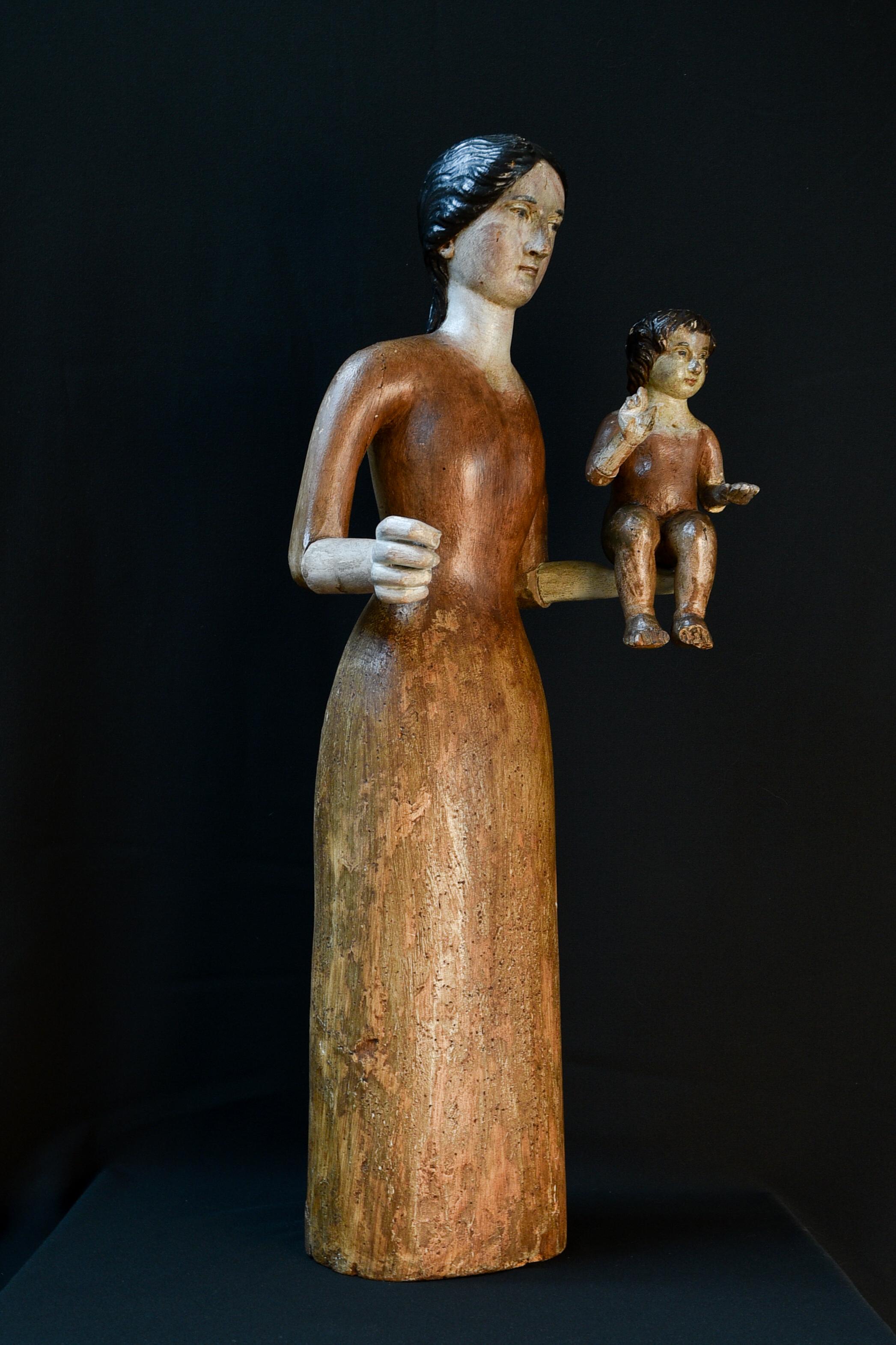 18th century wooden hand-carved Madonna with child sculpture (South-Europe) For Sale 3