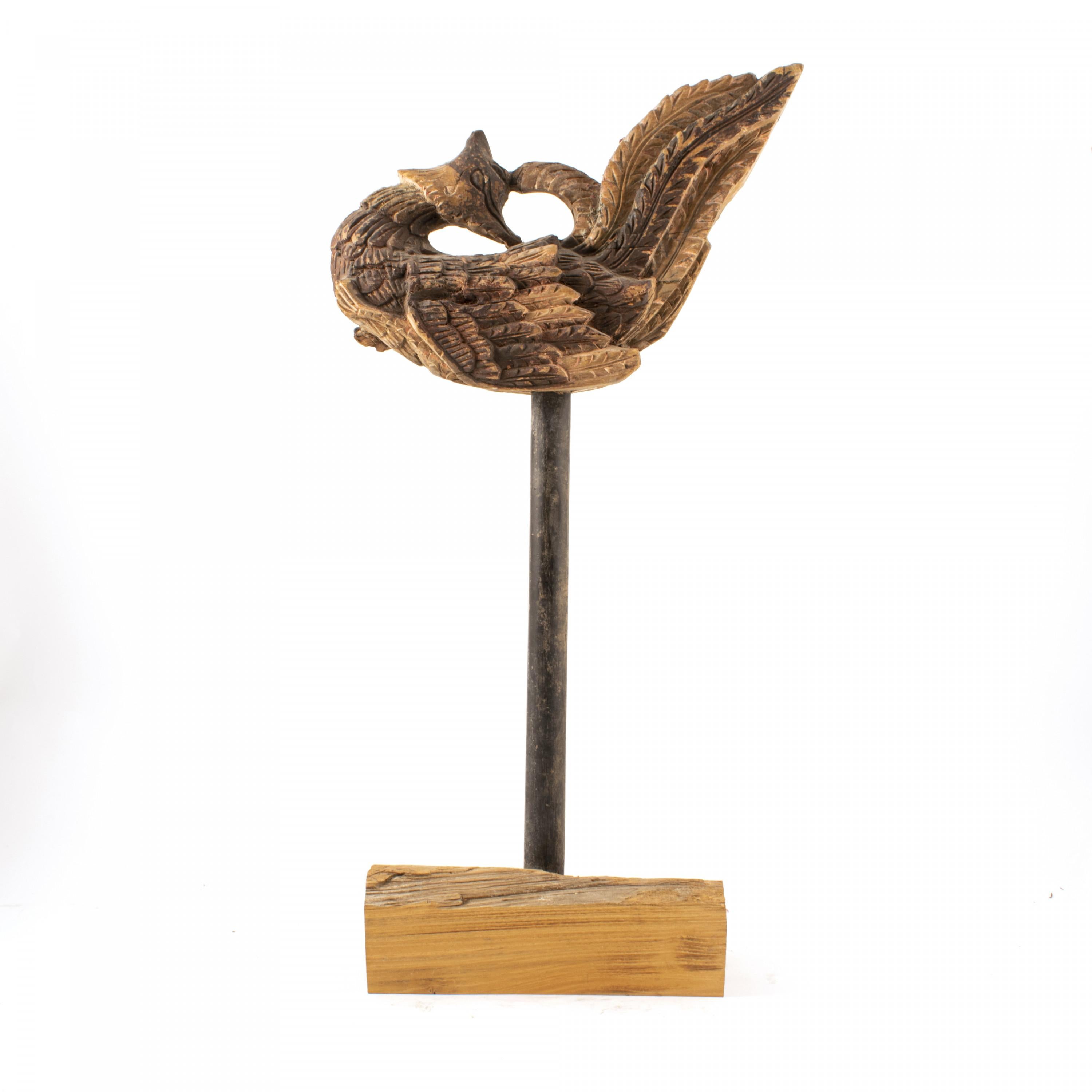 Oiseau phénix décoratif du XVIIIe siècle en bois laqué polychrome. Originaire de la province du Henan, en Chine.
État d'origine intact.
Mesures : Hauteur oiseau 22,5 cm, total 58 cm.
  
