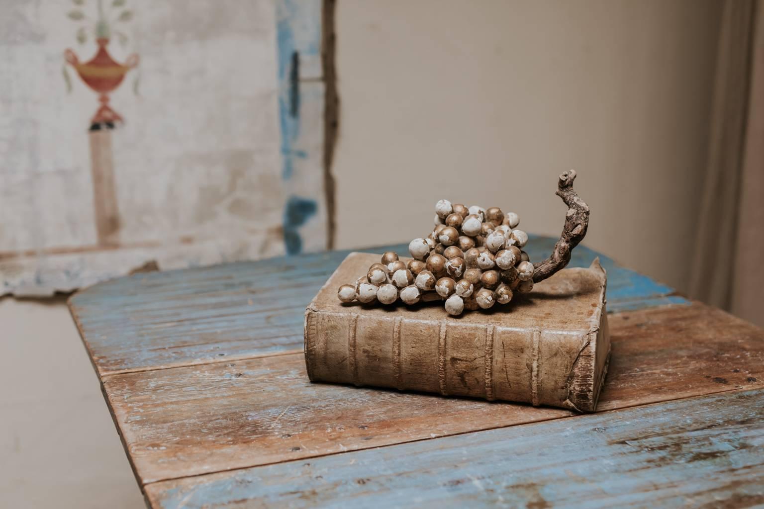 18th Century Wooden Polychromed/Gilt Sculpture of Grapes In Good Condition In Brecht, BE