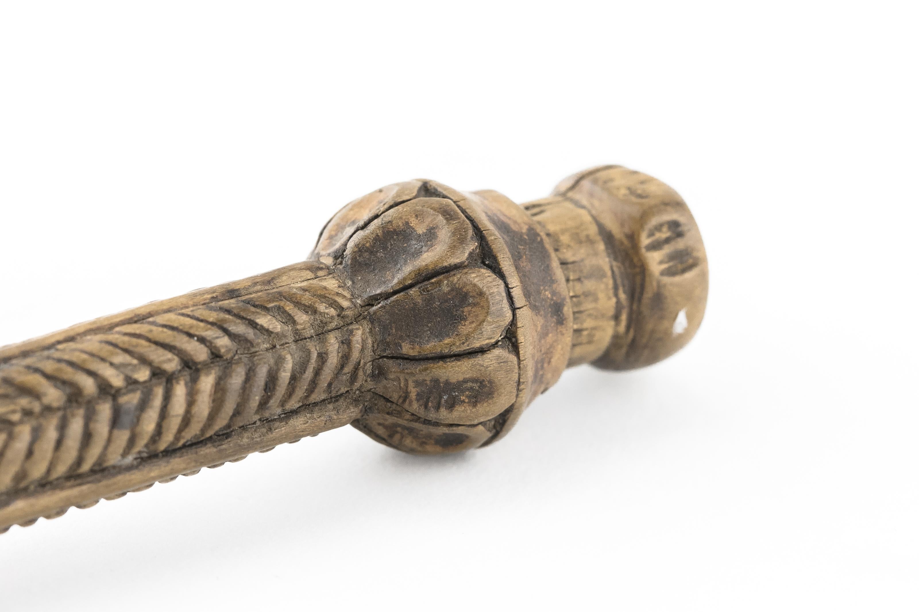 Rare Torah Pointer (YAD) en bois sculpté d'Alsace, 18e siècle.
Le corps du pointeur est gravé dans sa première partie d'un décor de palmettes et de rayures. Elle se poursuit avec une sphère évidée, puis une torsion et la main.
Exemple précoce et