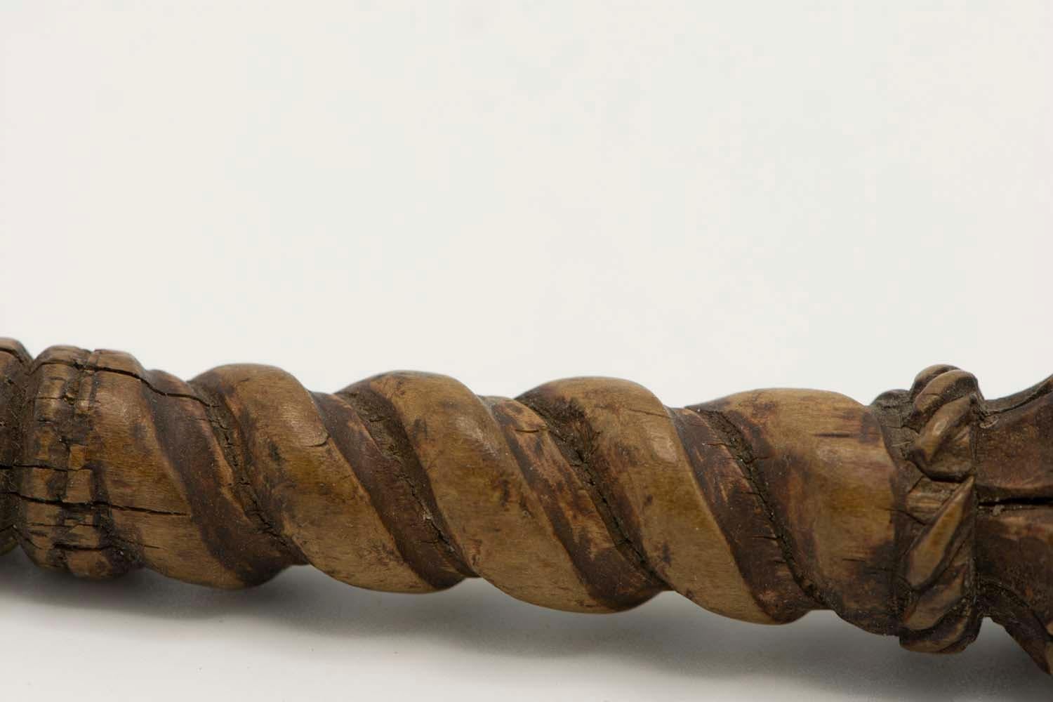 18th Century Wooden Torah Pointer from Alsace In Fair Condition For Sale In New York, NY