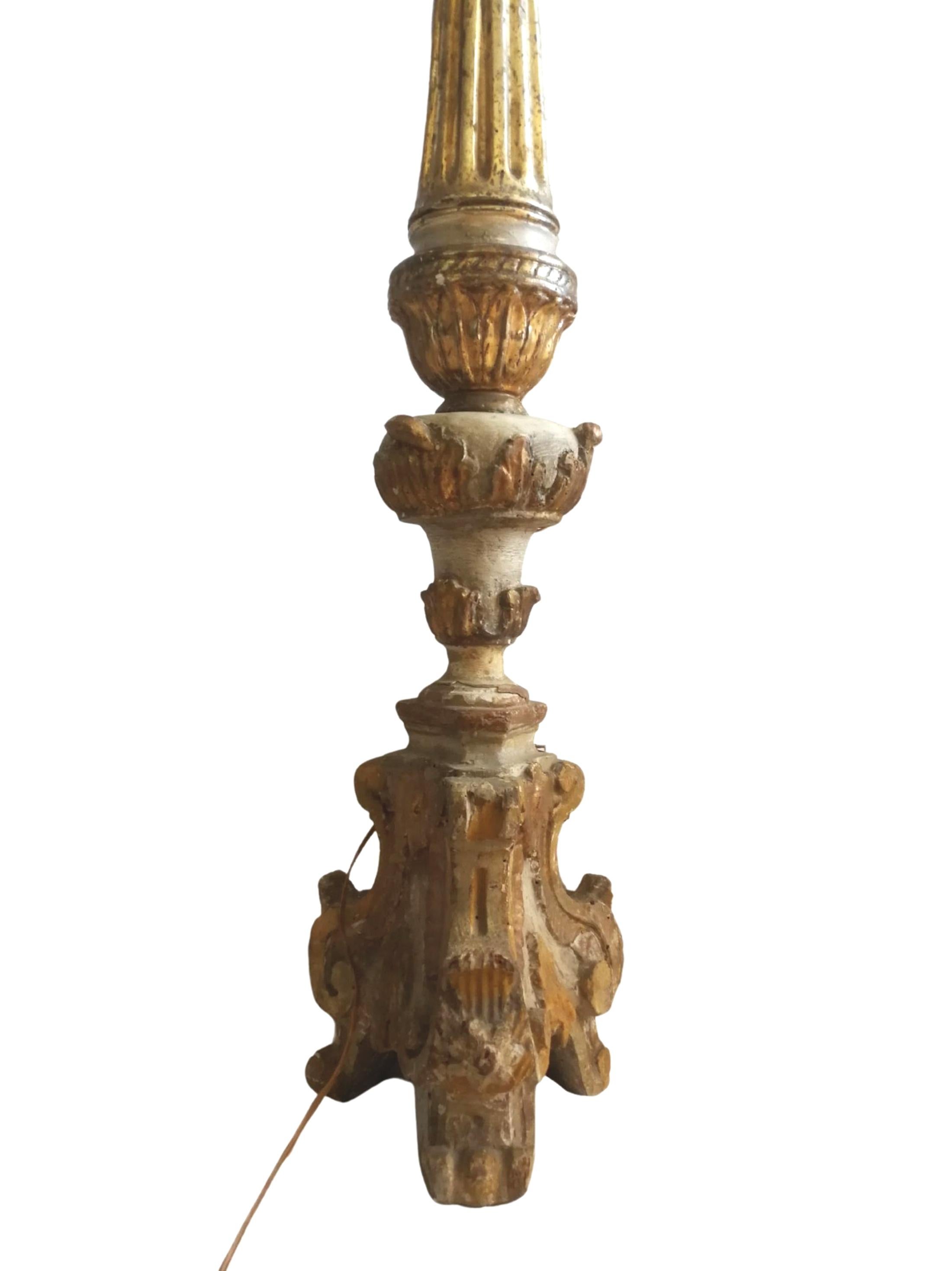 Hervorragende spanische bemalte und vergoldete Holzfackel aus dem 18.
Die untere Hälfte der Fackel ist handgeschnitzt und mit Pflanzen- und Akanthusdekor versehen. Der obere Teil des Korpus ist im Louis-XVI-Stil geriffelt und wird von einer