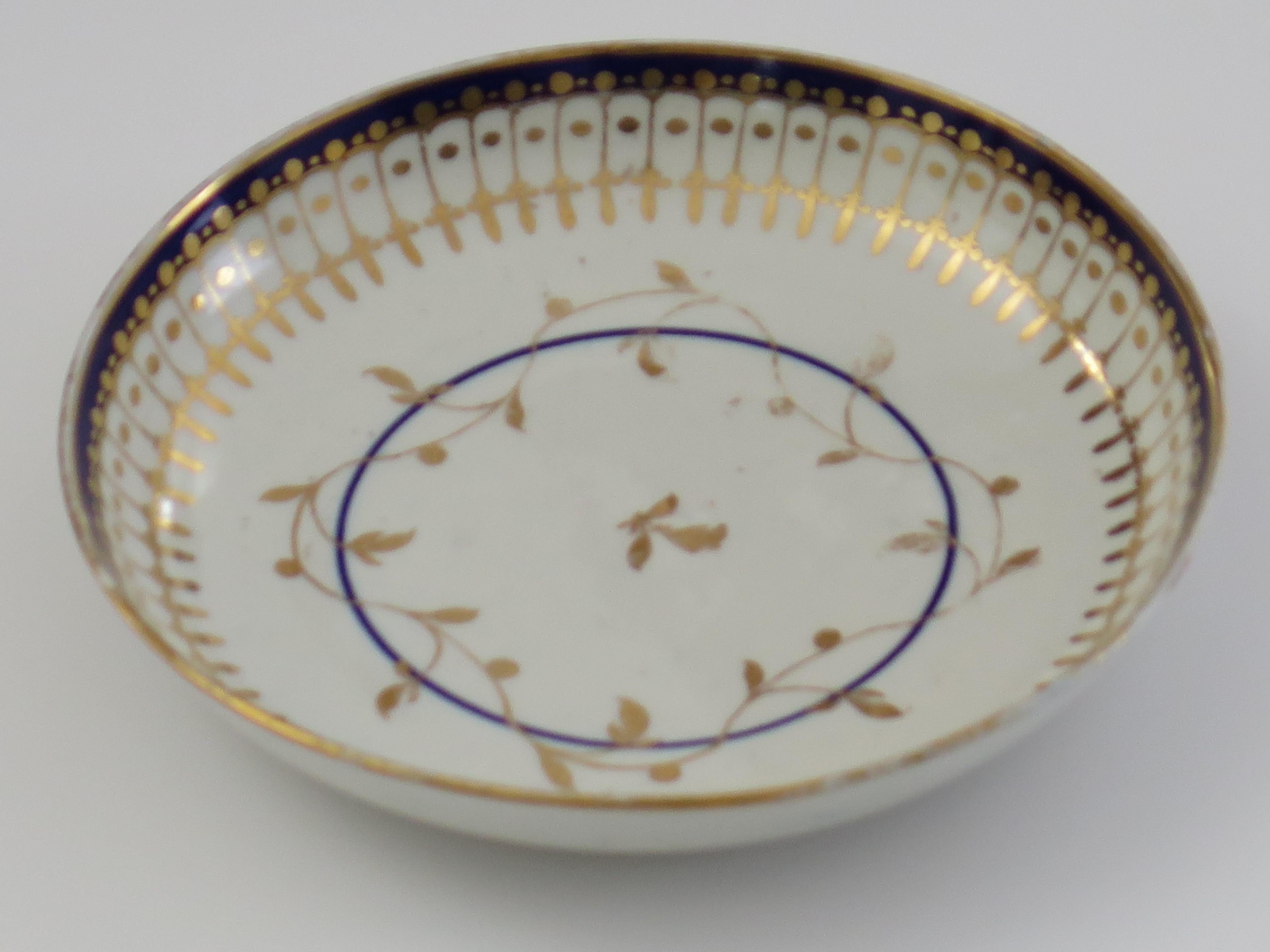 George III 18th Century Worcester Porcelain Saucer Dish or Bowl Blue & Gold Ptn, circa 1780 For Sale